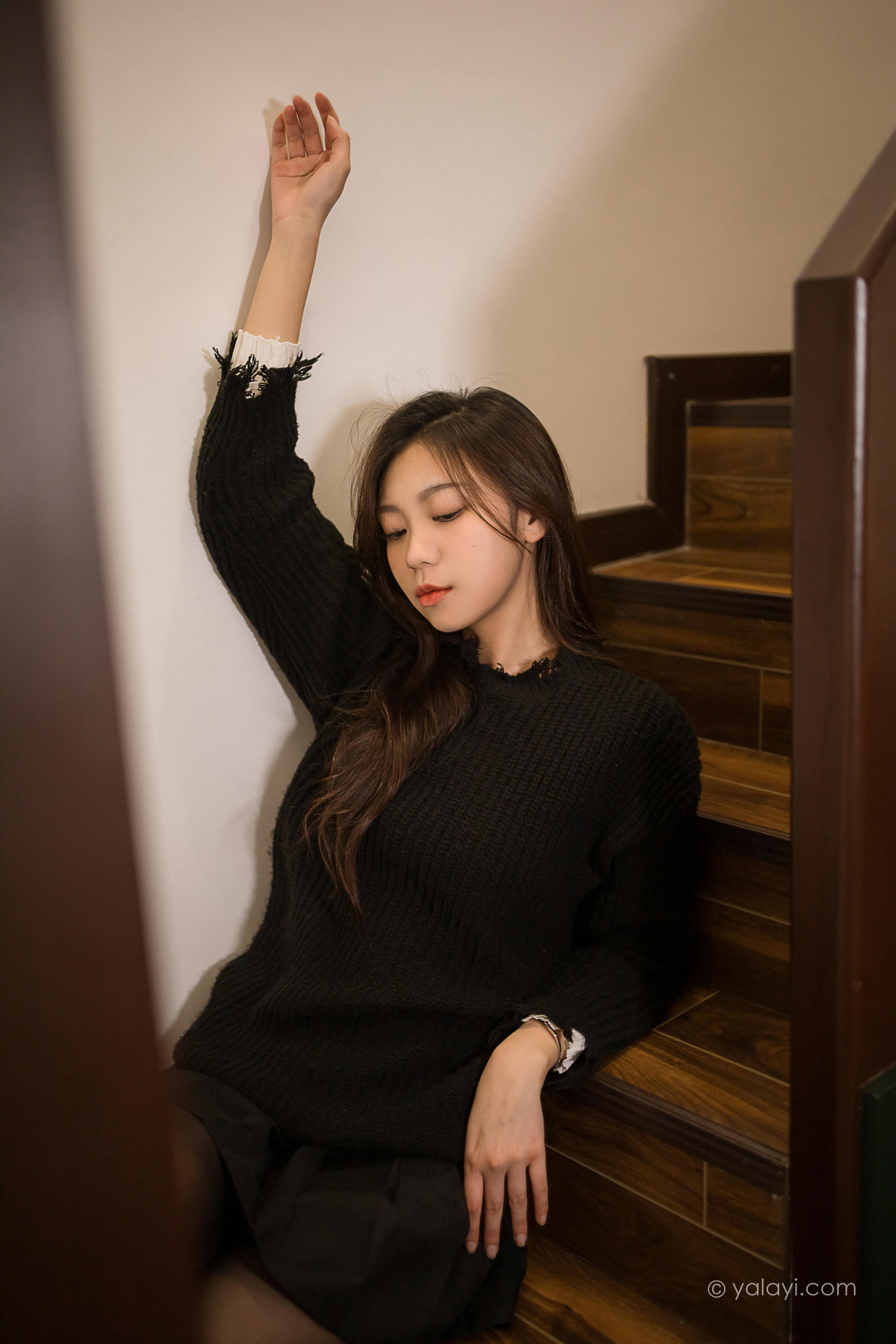 [YALAYI雅拉伊]2022.04.12 成长 梓瑶 黑色毛衣与短裙加黑丝美腿性感私房写真集第12张