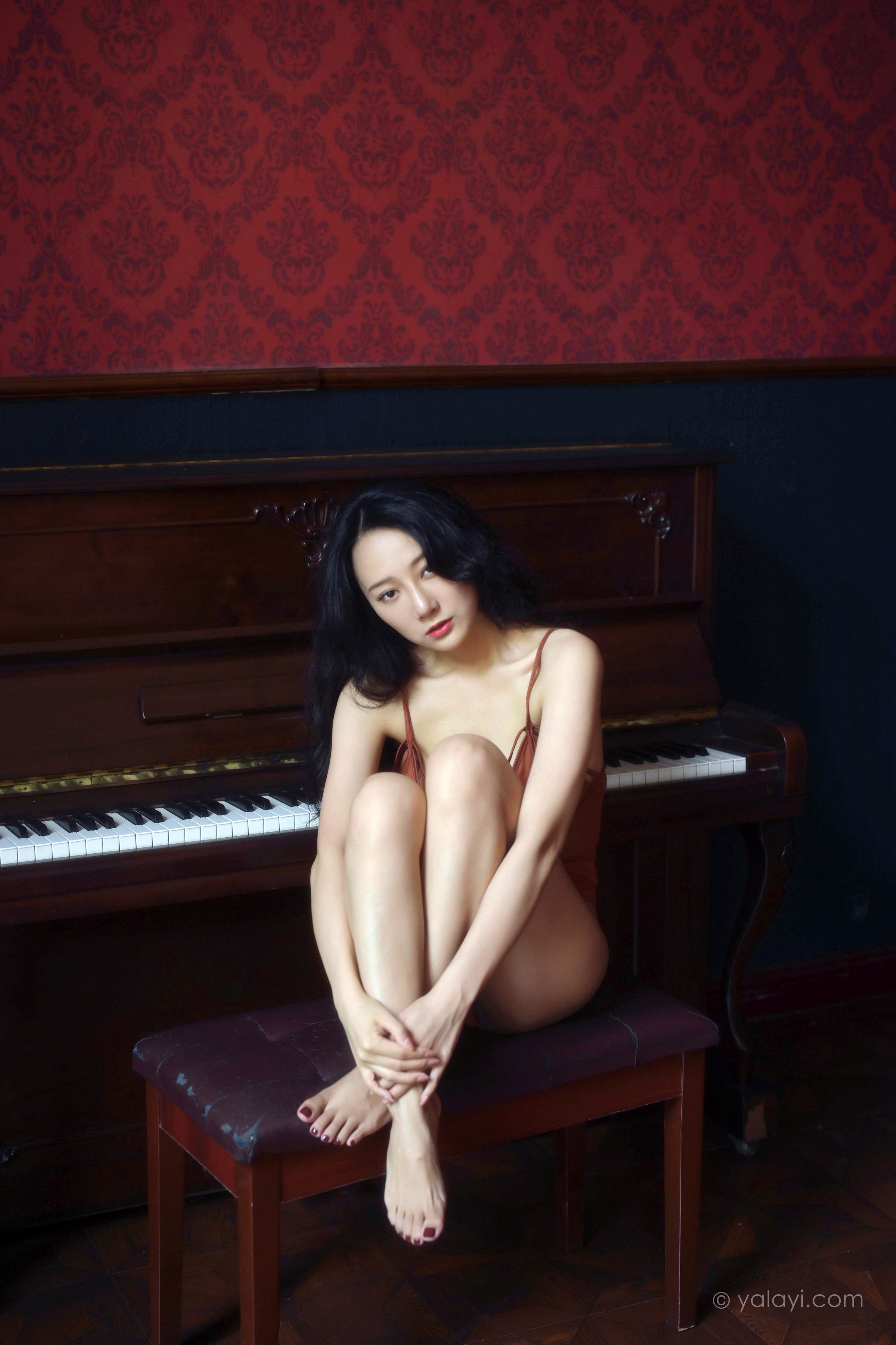 [YALAYI雅拉伊]2022.07.26 忆往昔 何嘉颖 橙色吊带连体内衣性感私房写真集第2张