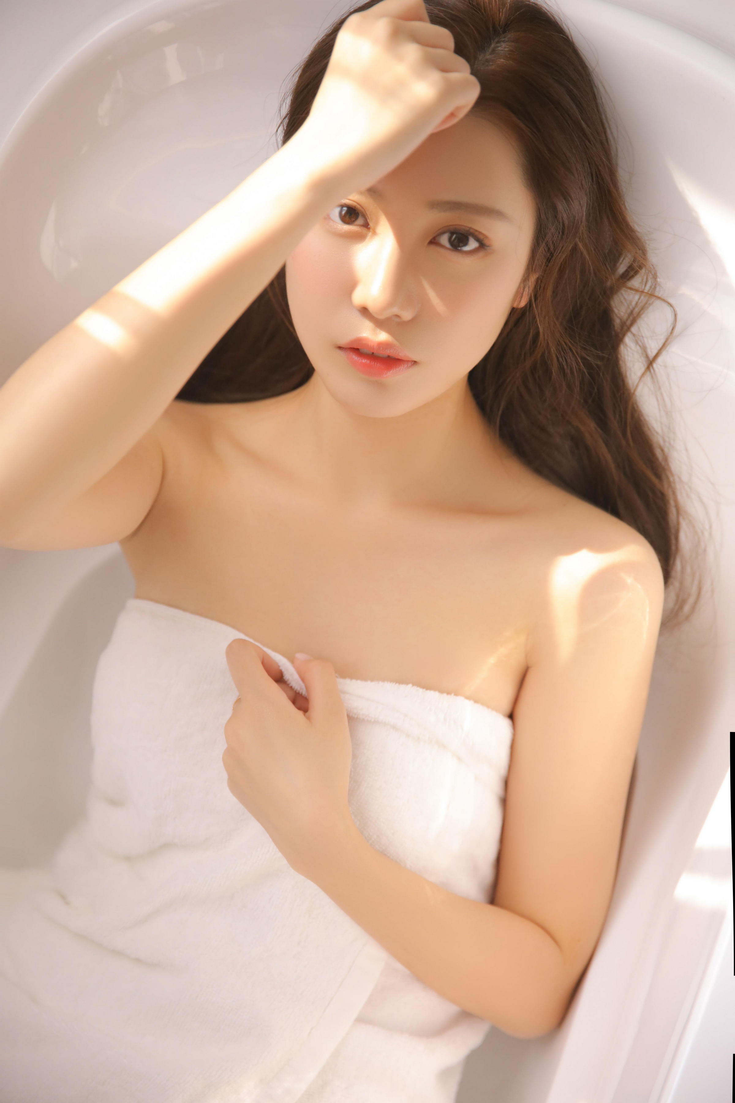 [YALAYI雅拉伊]2022.04.27 甜酷女生 粉色吊带连衣裙与白色和服清纯写真集第5张