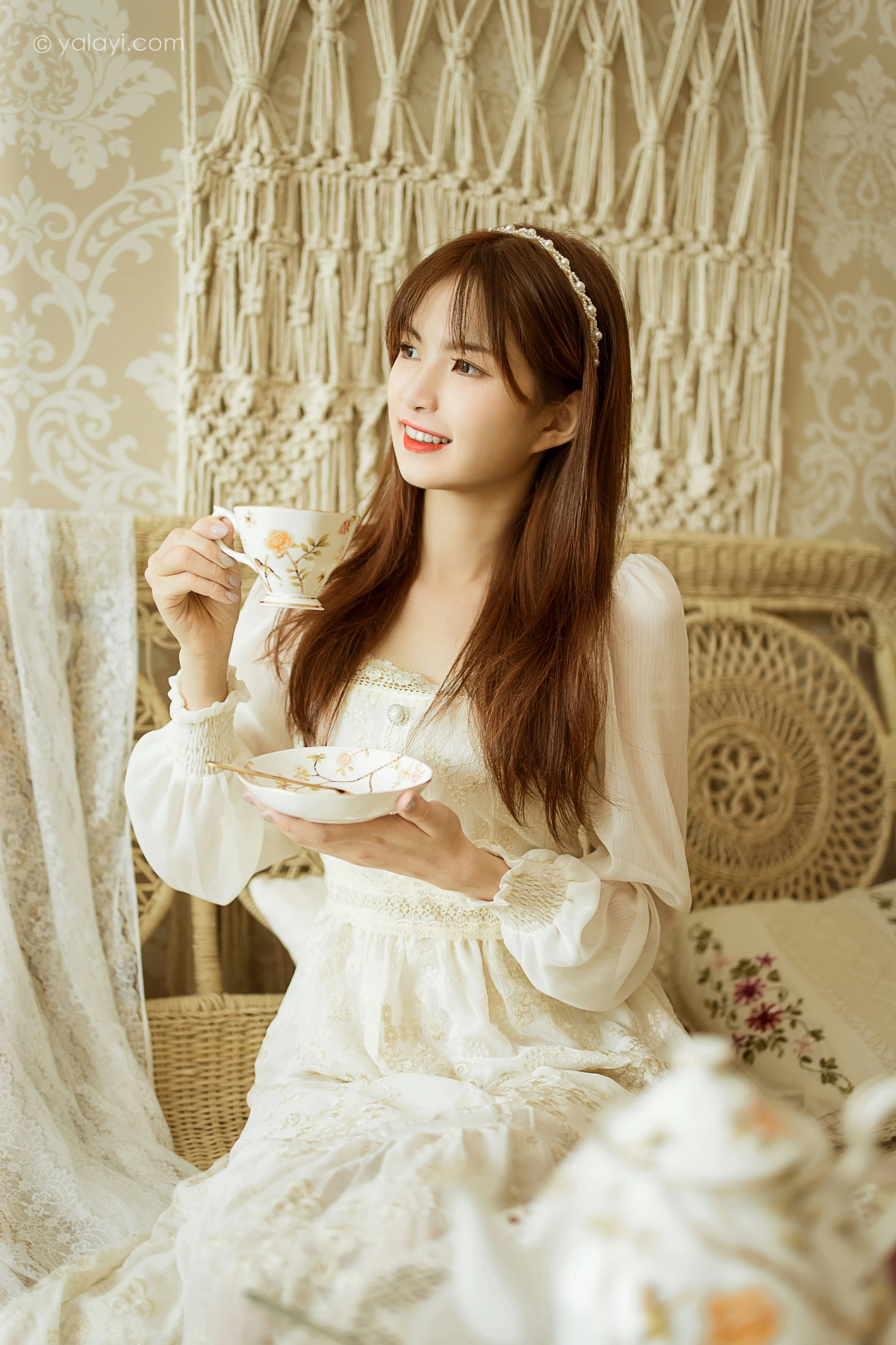 [YALAYI雅拉伊]2021.11.29 花白裙 茹莎 白色休闲蕾丝连衣裙居家性感写真集第2张