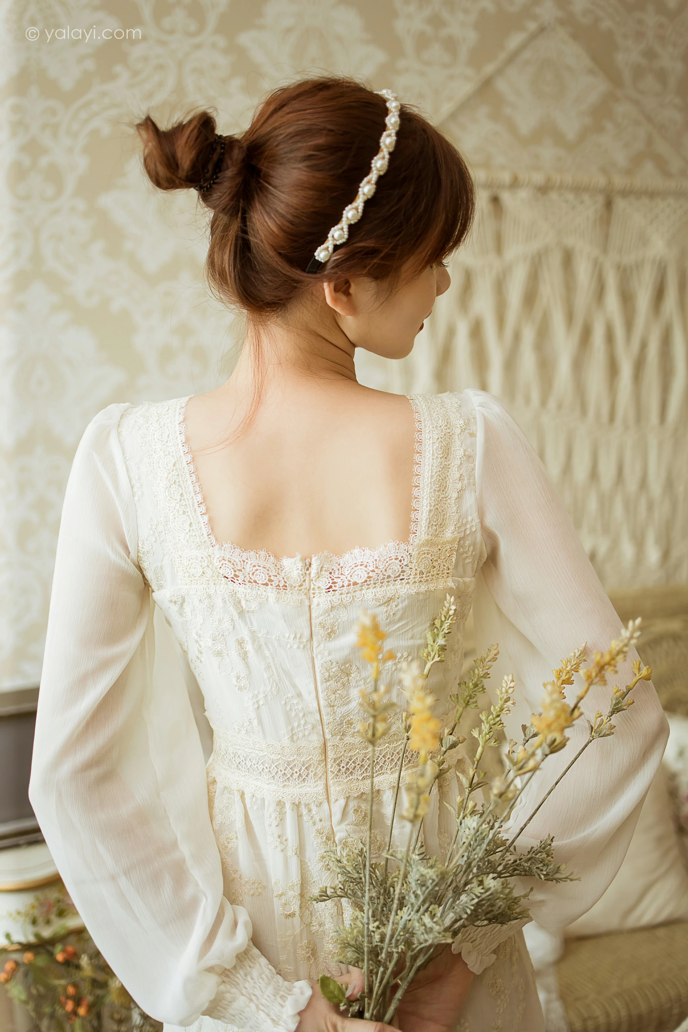 [YALAYI雅拉伊]2021.11.29 花白裙 茹莎 白色休闲蕾丝连衣裙居家性感写真集第5张