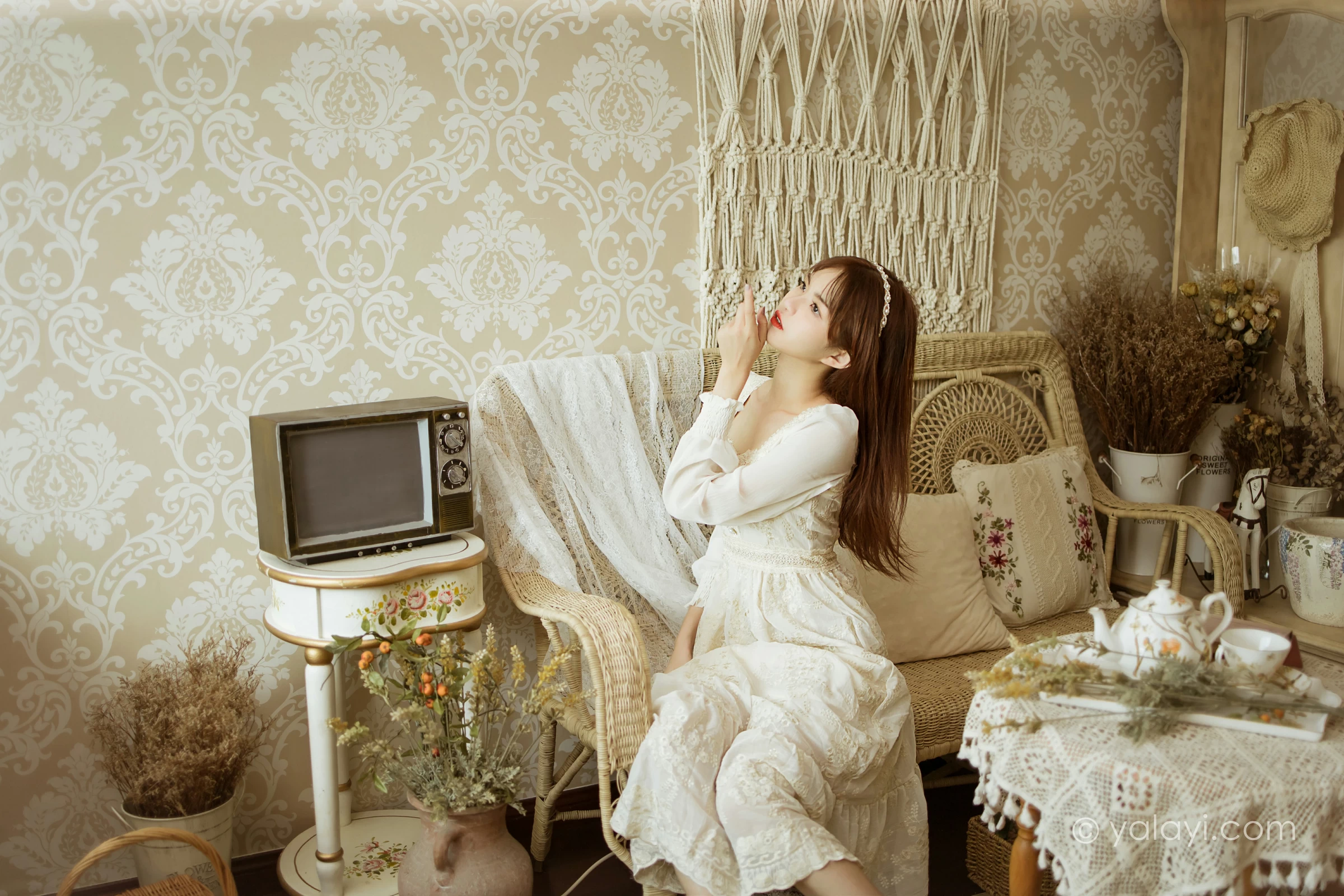 [YALAYI雅拉伊]2021.11.29 花白裙 茹莎 白色休闲蕾丝连衣裙居家性感写真集第5张