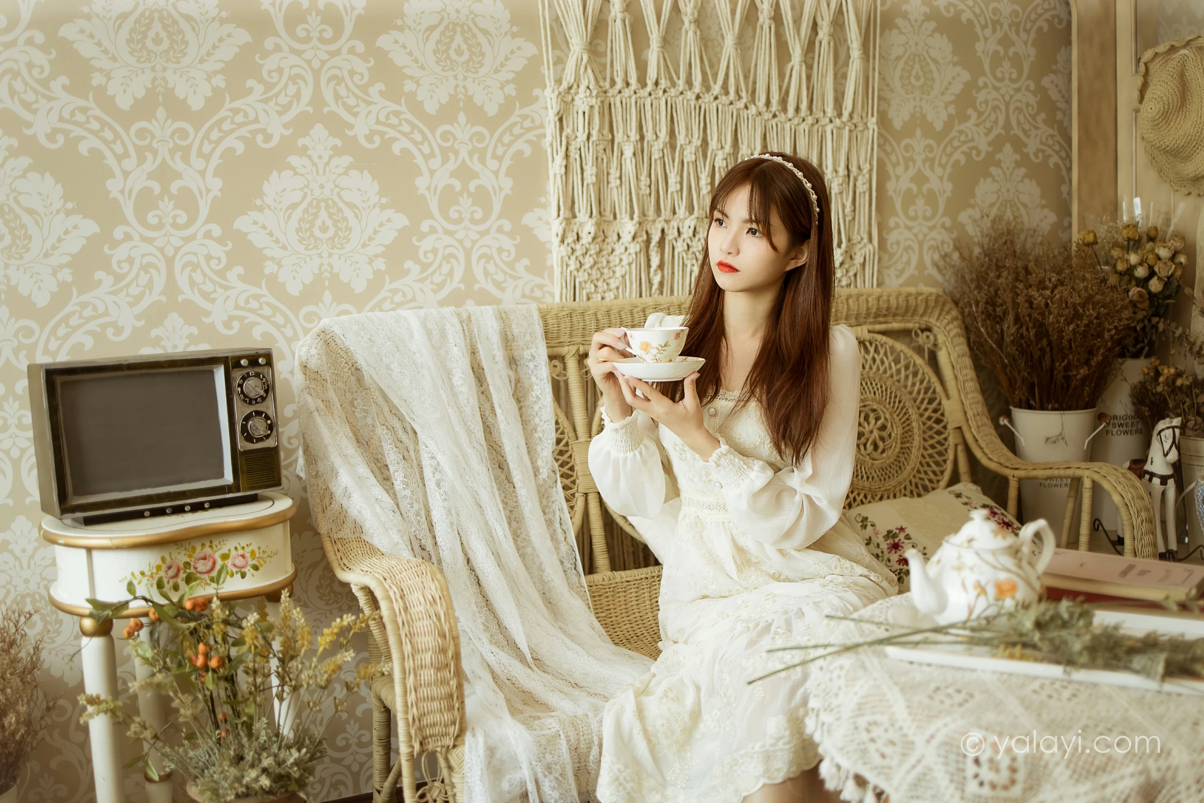 [YALAYI雅拉伊]2021.11.29 花白裙 茹莎 白色休闲蕾丝连衣裙居家性感写真集第1张