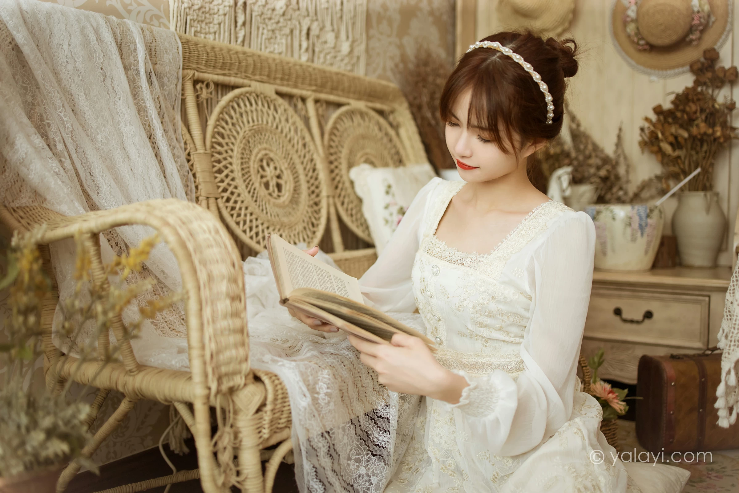 [YALAYI雅拉伊]2021.11.29 花白裙 茹莎 白色休闲蕾丝连衣裙居家性感写真集第6张