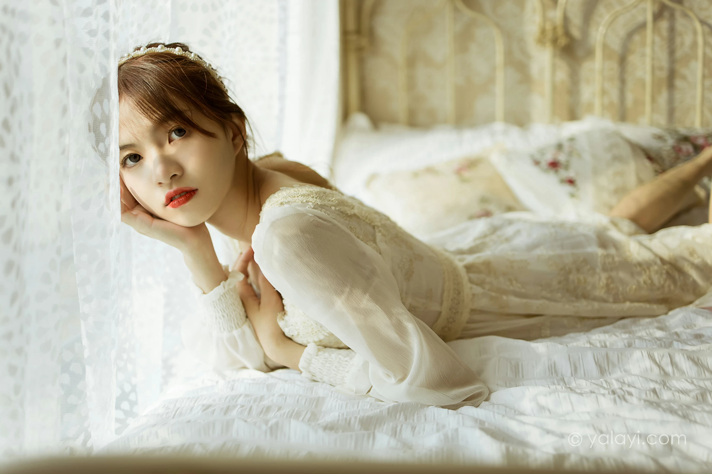 [YALAYI雅拉伊]2021.11.29 花白裙 茹莎 白色休闲蕾丝连衣裙居家性感写真集第11张