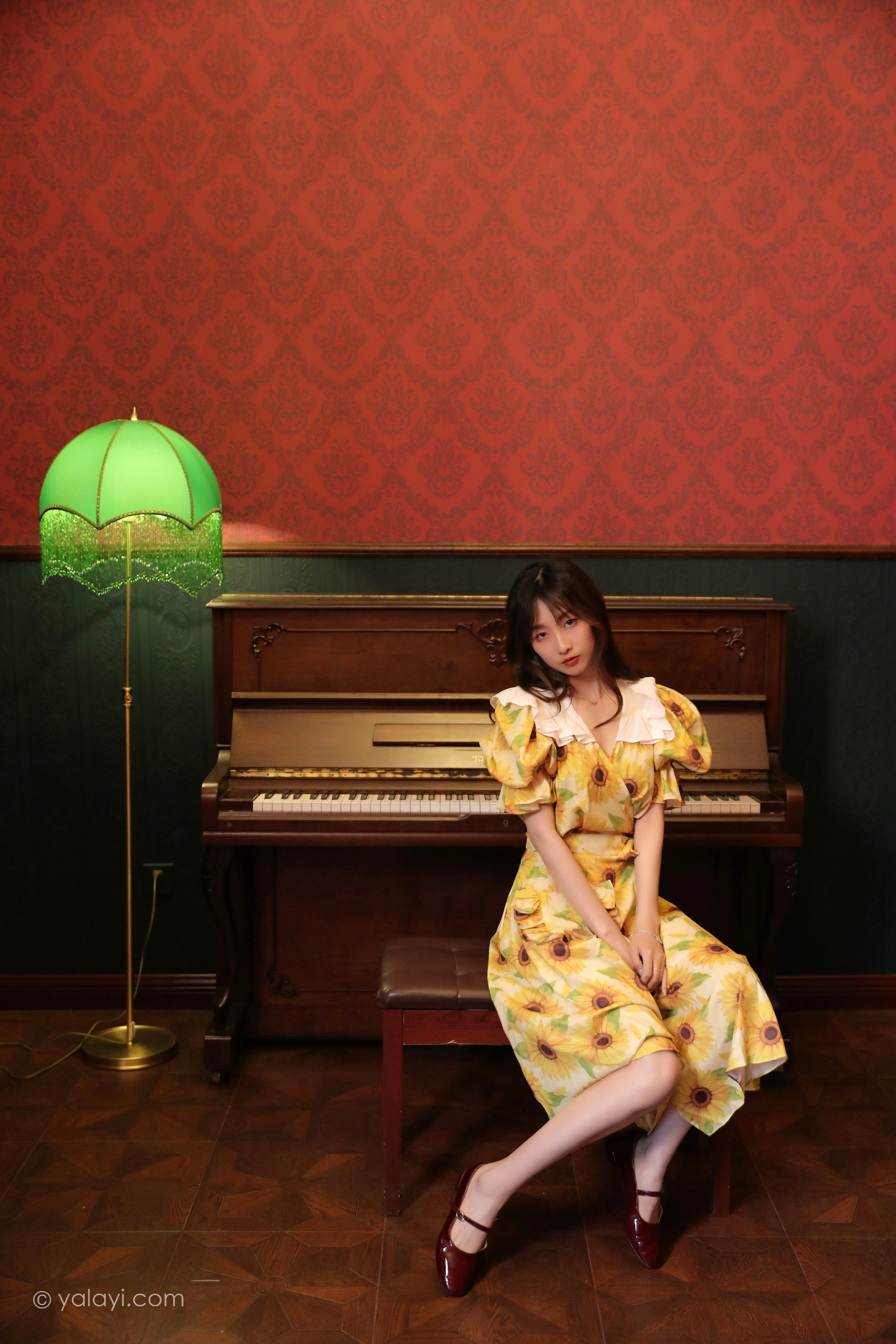 [YALAYI雅拉伊]NO.816 只剩下钢琴 佳佳 黄色连衣裙居家复古写真集第4张