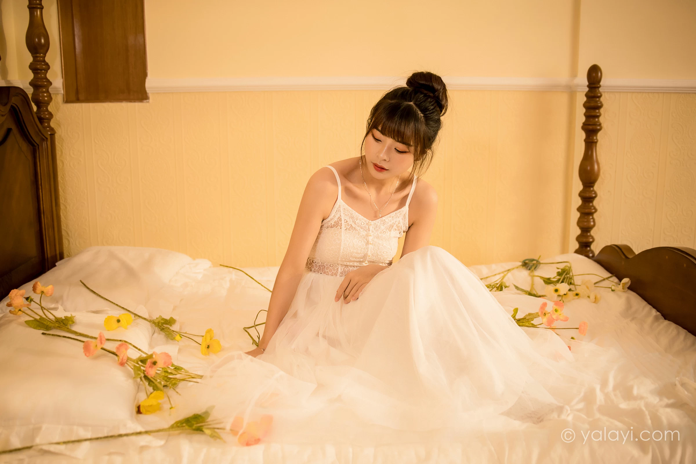 [YALAYI雅拉伊]2021.12.28 芭蕾公主 程小蝶 白色吊带镂空连衣裙与蕾丝丝袜性感写真集第3张