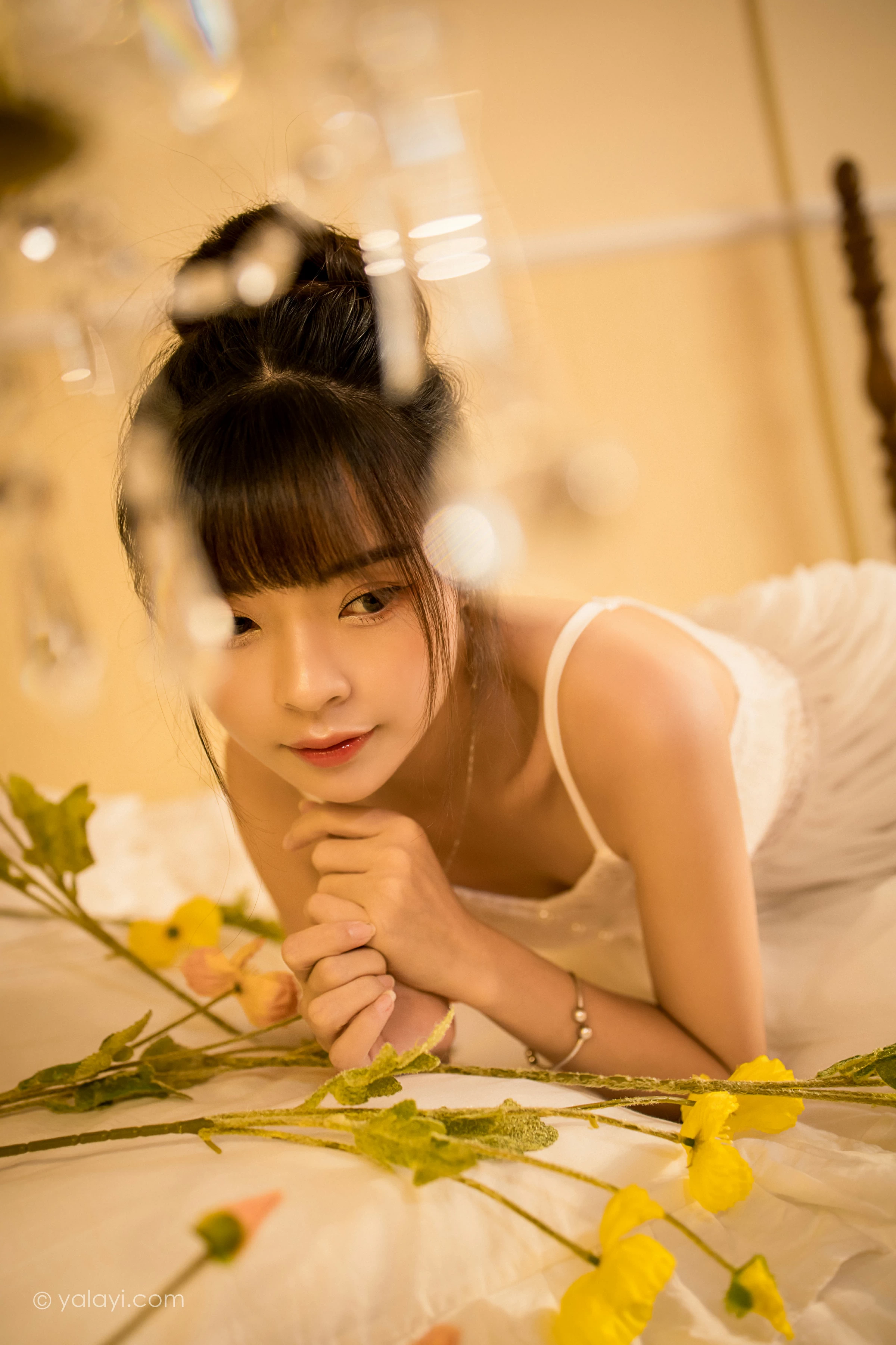 [YALAYI雅拉伊]2021.12.28 芭蕾公主 程小蝶 白色吊带镂空连衣裙与蕾丝丝袜性感写真集第5张