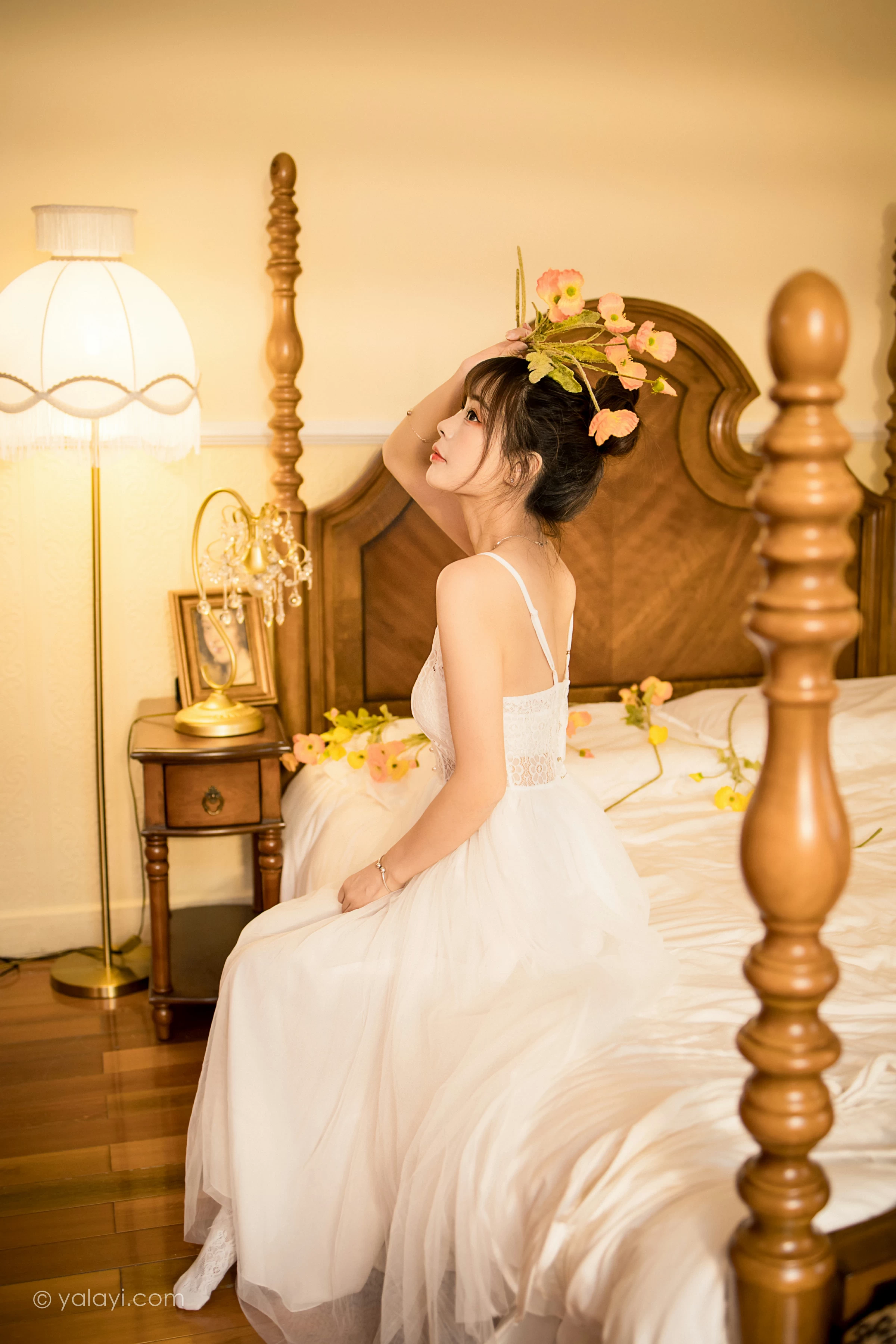 [YALAYI雅拉伊]2021.12.28 芭蕾公主 程小蝶 白色吊带镂空连衣裙与蕾丝丝袜性感写真集第8张