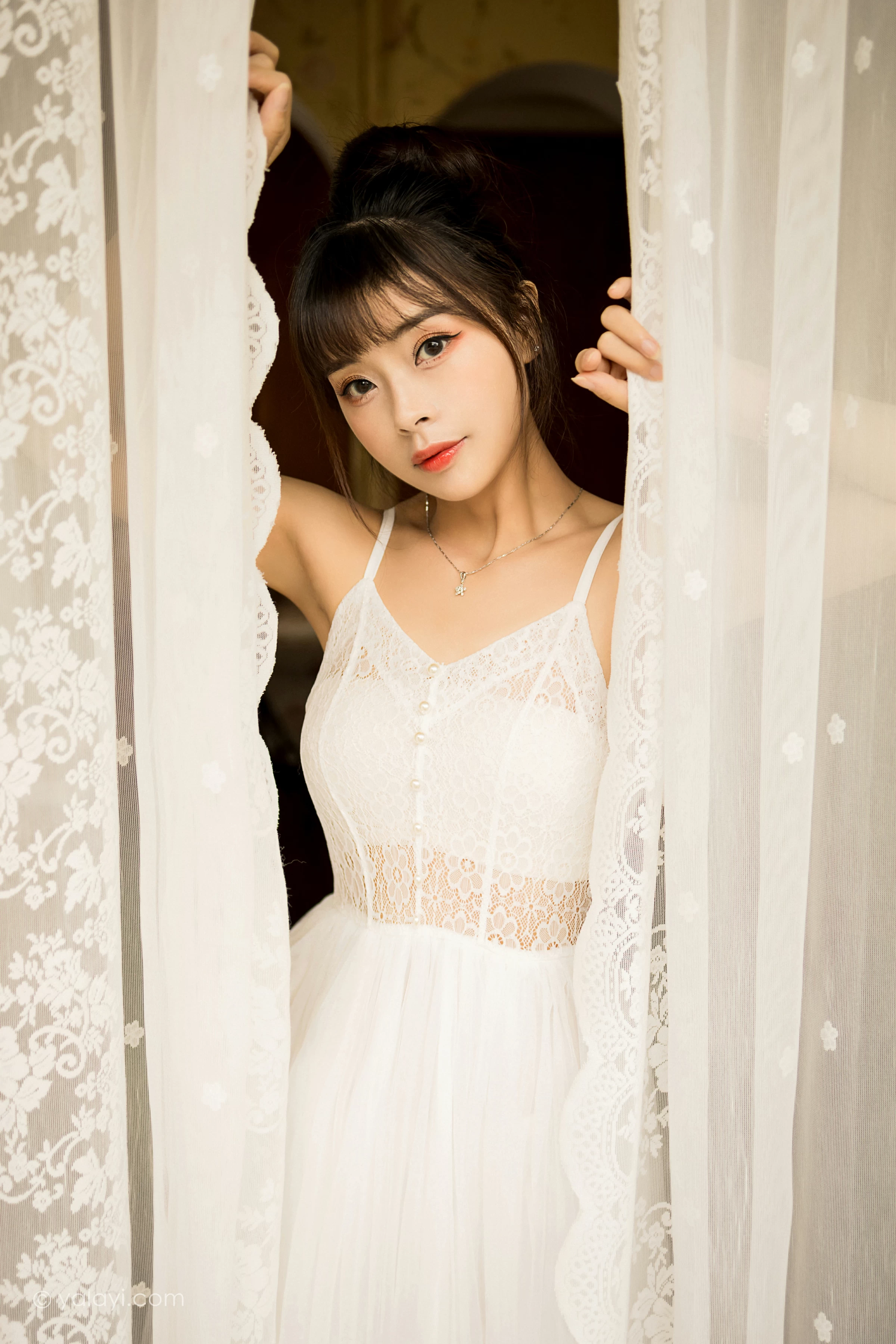 [YALAYI雅拉伊]2021.12.28 芭蕾公主 程小蝶 白色吊带镂空连衣裙与蕾丝丝袜性感写真集第12张