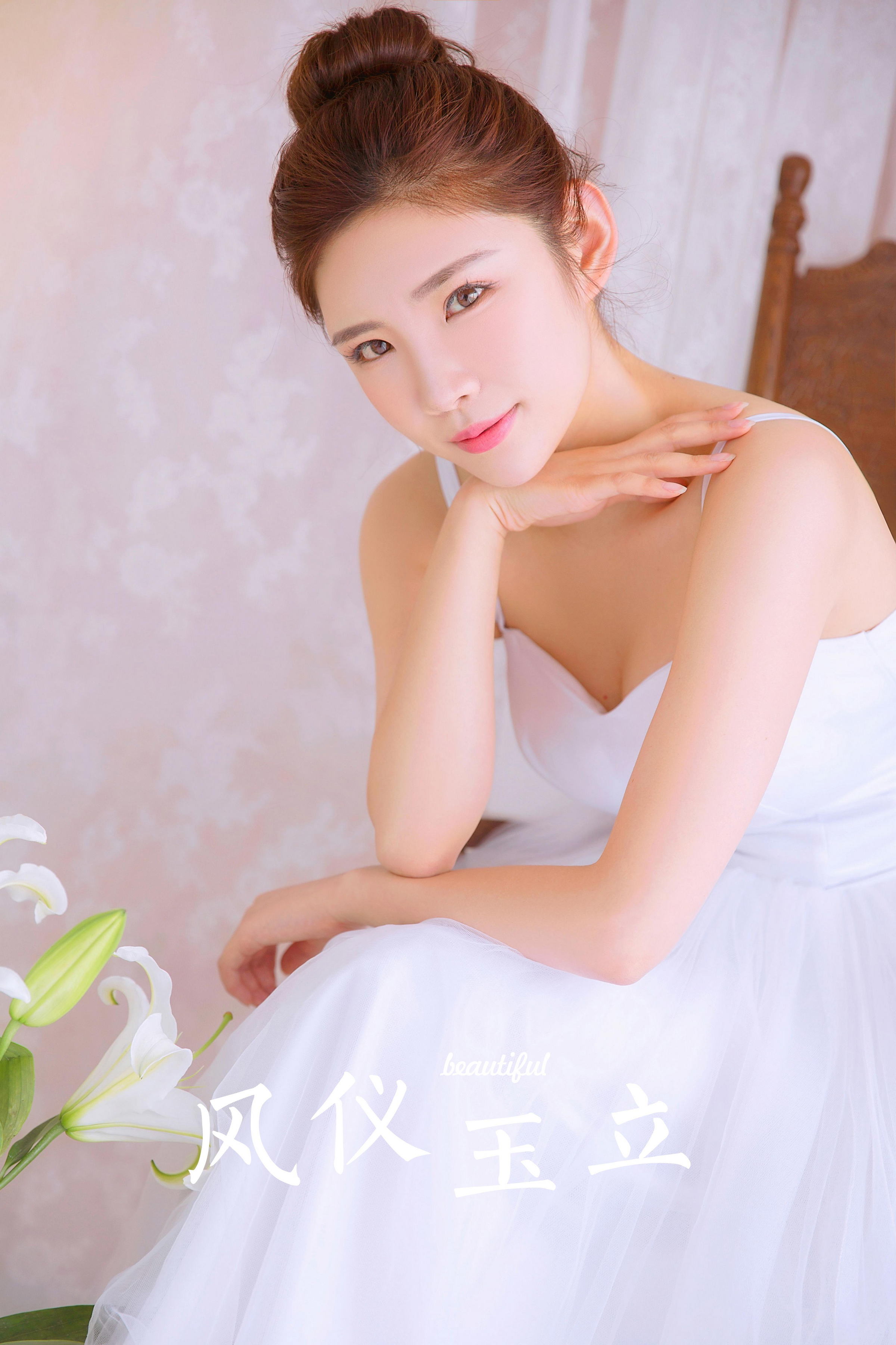 [YALAYI雅拉伊]2022.06.18 风仪玉立 丰满少妇 粉色透视睡衣与白色吊带连衣裙性感写真集第11张