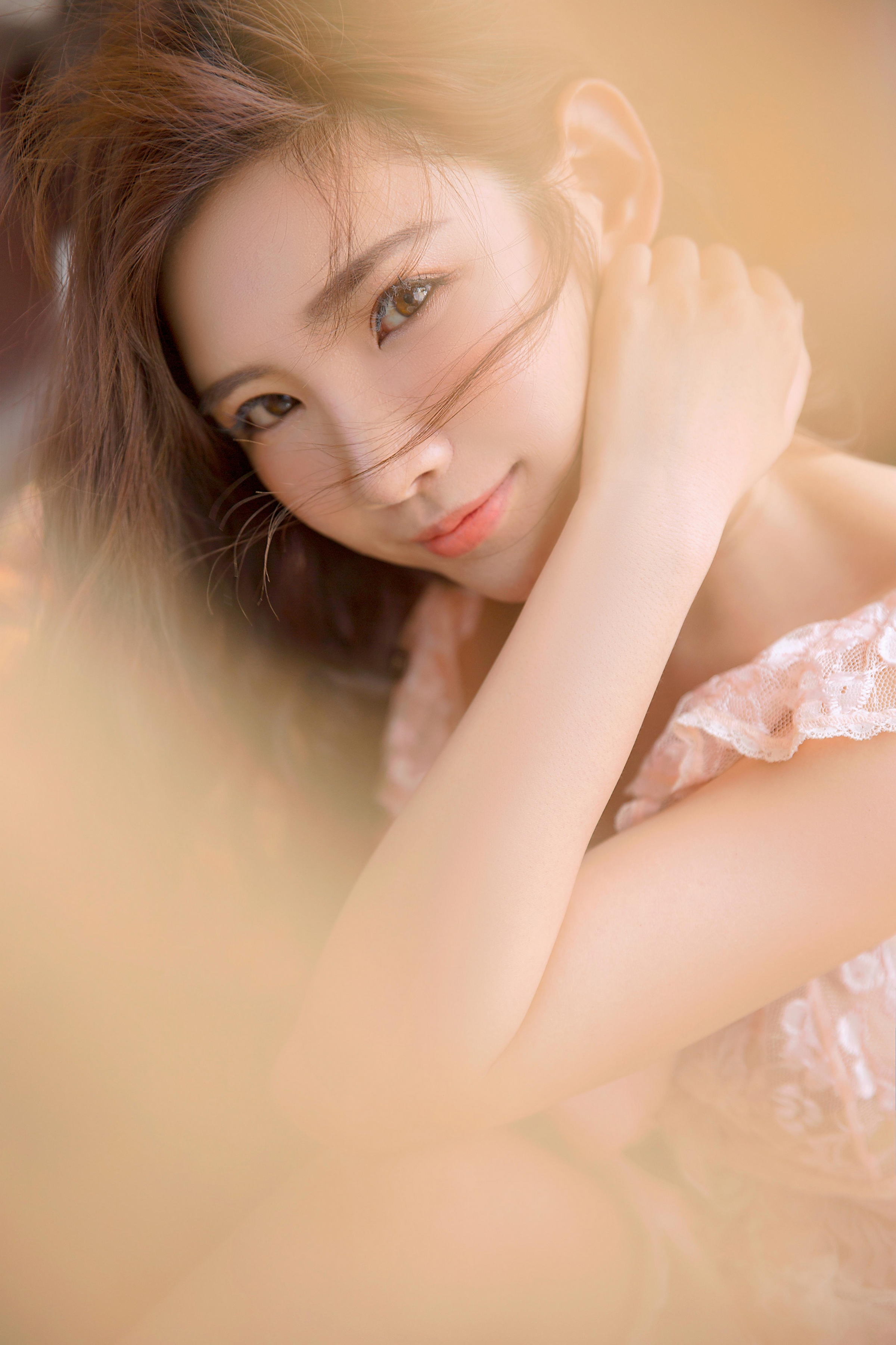 [YALAYI雅拉伊]2022.06.18 风仪玉立 丰满少妇 粉色透视睡衣与白色吊带连衣裙性感写真集第2张