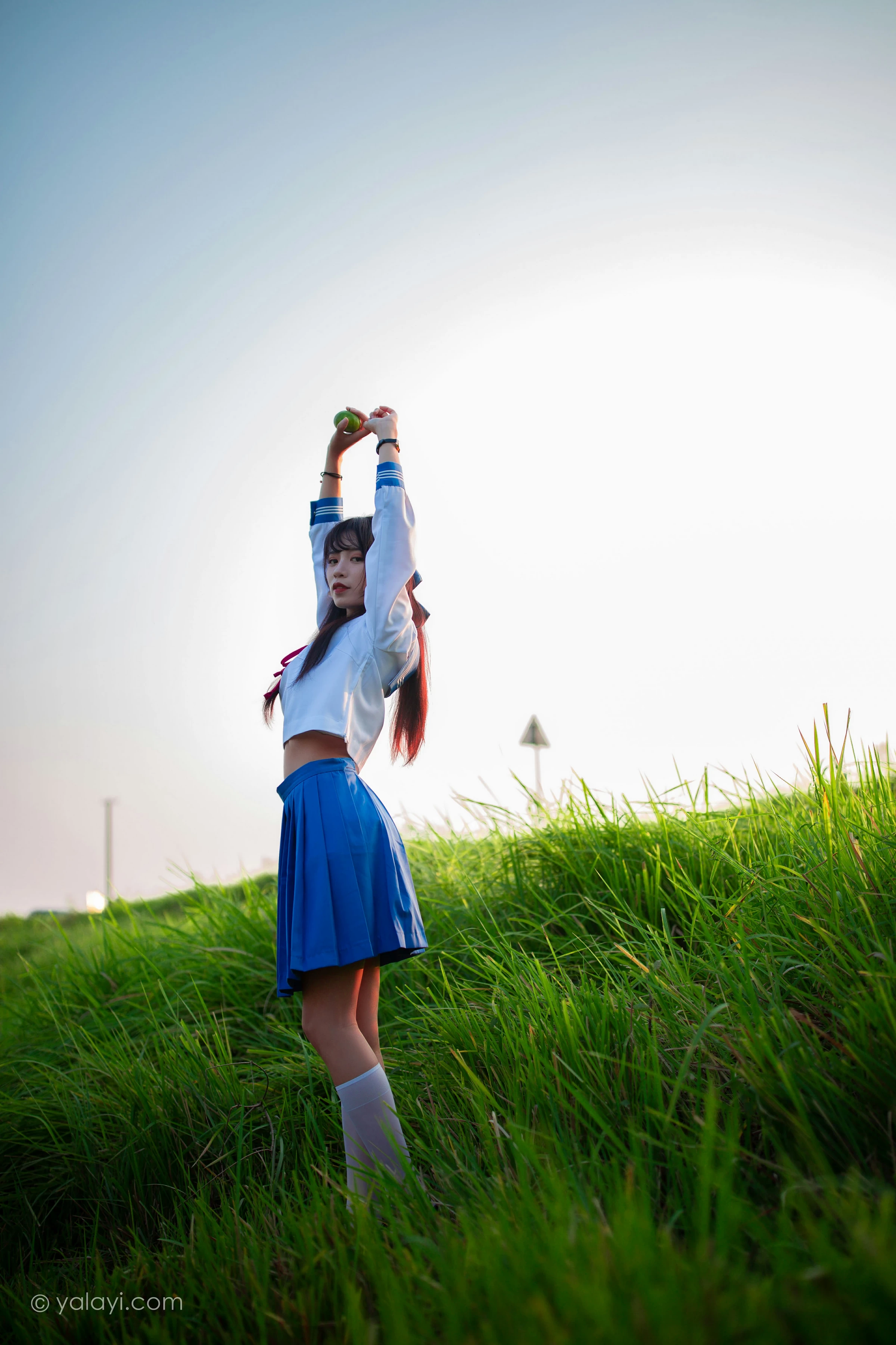 [YALAYI雅拉伊]NO.724 《秋意浓》 丽雅 JK水手制服与短裙加白色丝袜美腿私房写真集第1张