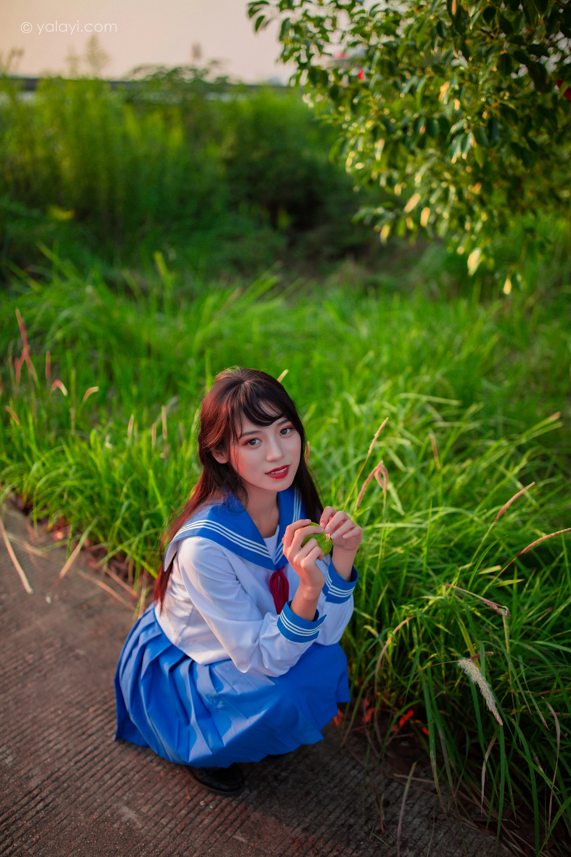 [YALAYI雅拉伊]NO.724 《秋意浓》 丽雅 JK水手制服与短裙加白色丝袜美腿私房写真集第4张