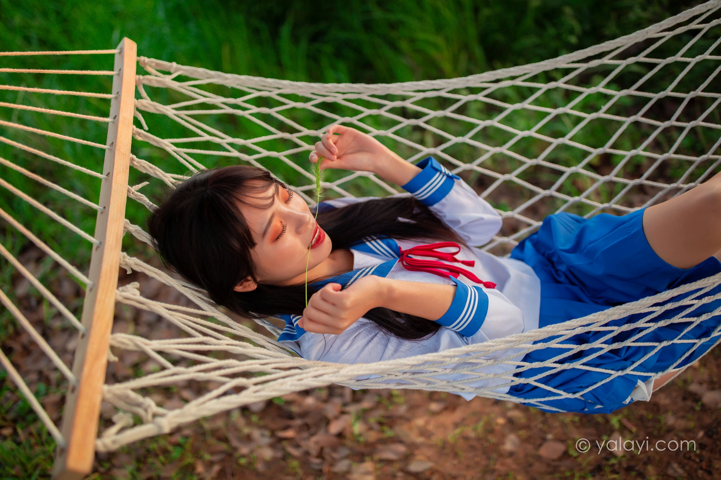 [YALAYI雅拉伊]NO.724 《秋意浓》 丽雅 JK水手制服与短裙加白色丝袜美腿私房写真集第8张