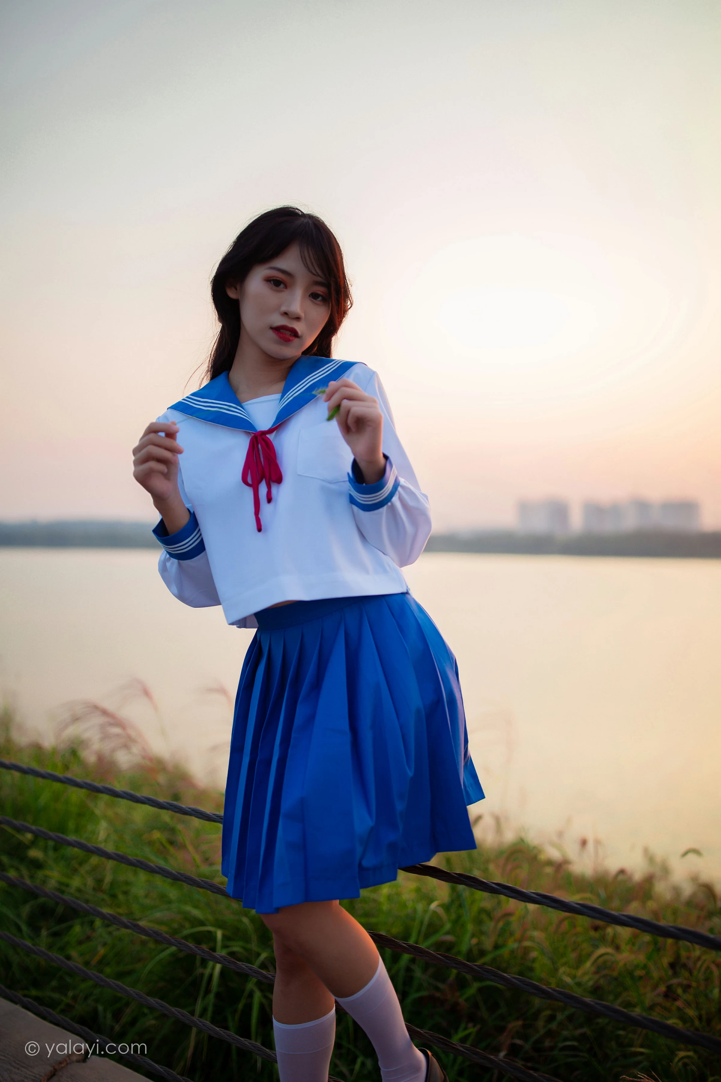 [YALAYI雅拉伊]NO.724 《秋意浓》 丽雅 JK水手制服与短裙加白色丝袜美腿私房写真集第12张