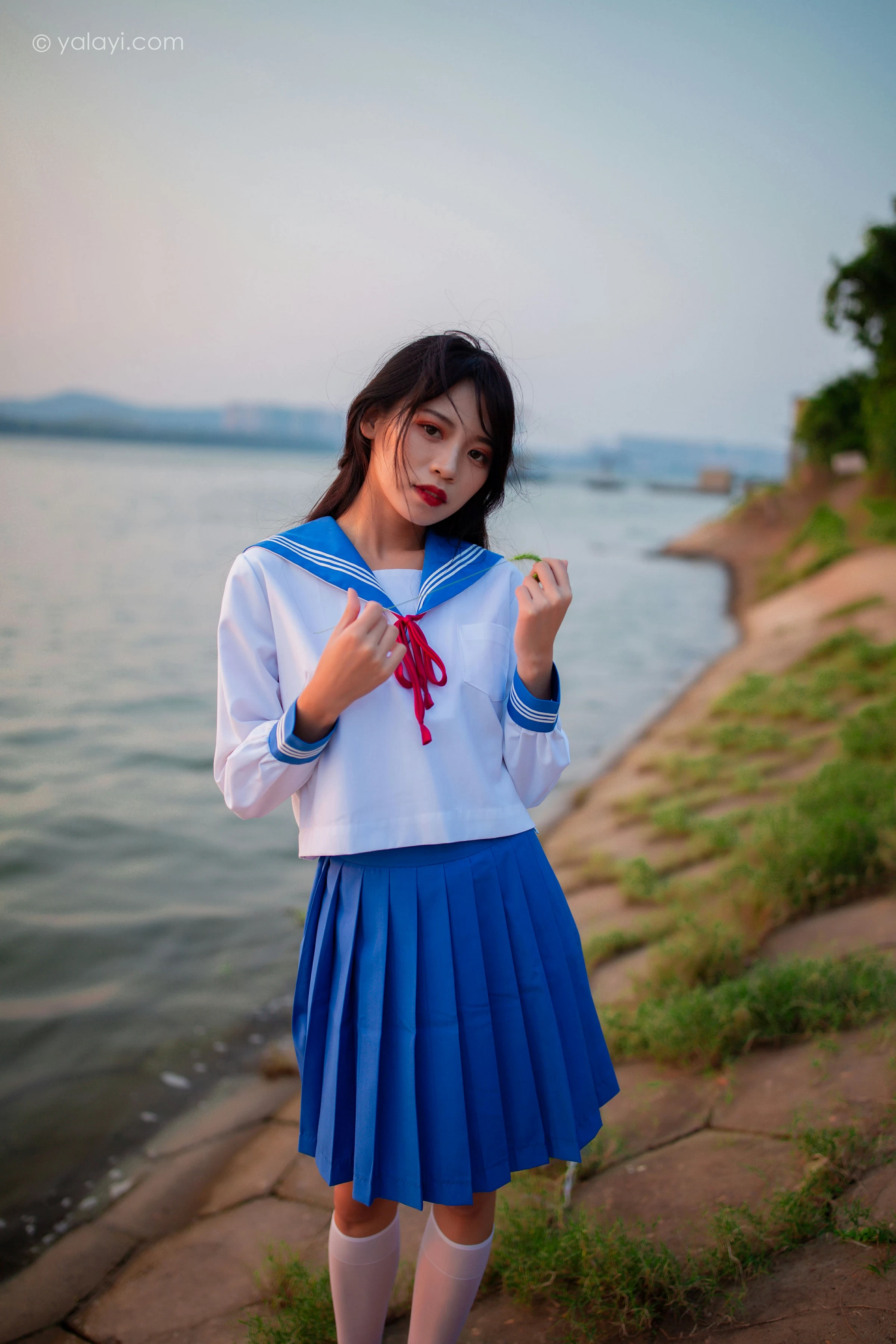[YALAYI雅拉伊]NO.724 《秋意浓》 丽雅 JK水手制服与短裙加白色丝袜美腿私房写真集第14张
