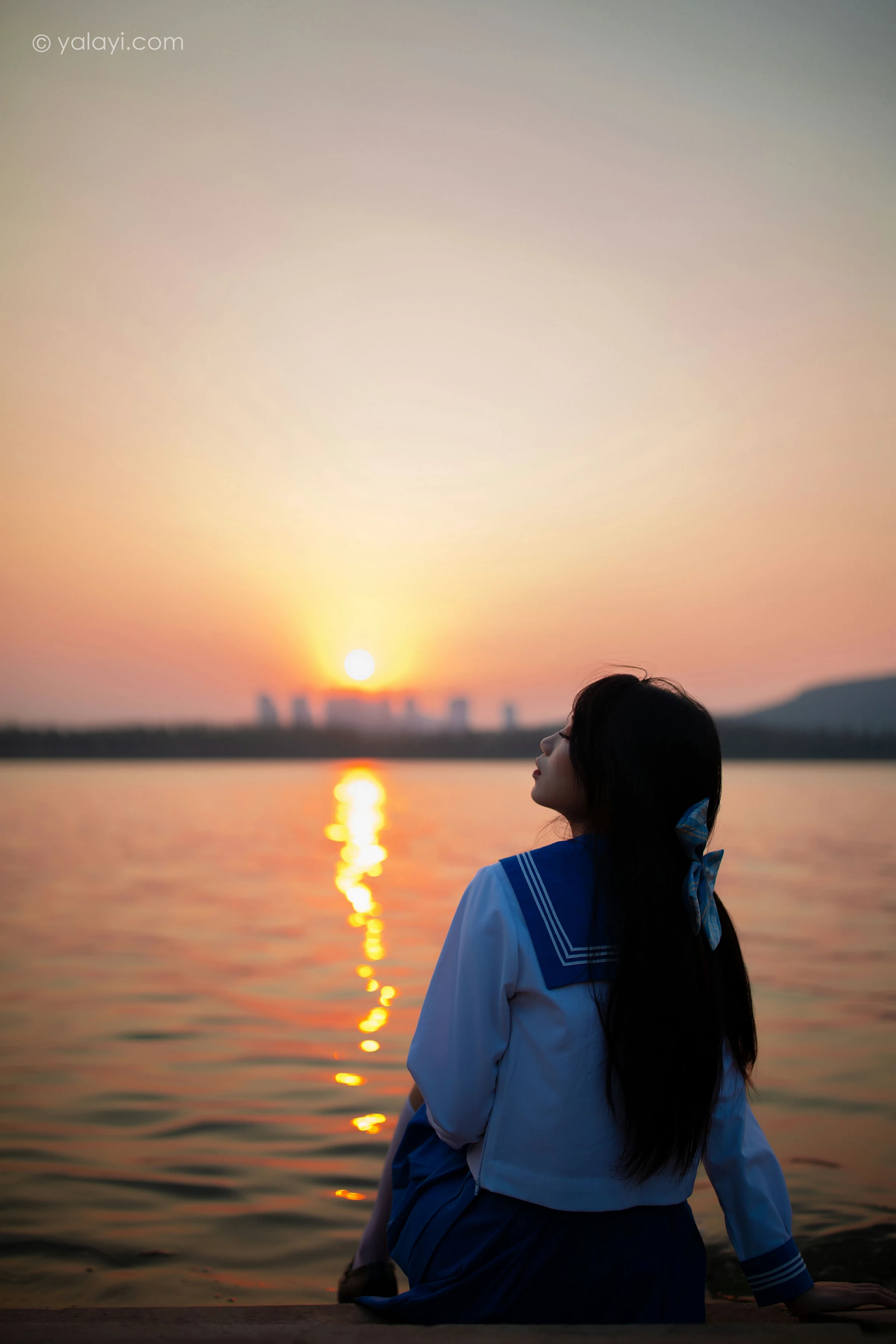 [YALAYI雅拉伊]NO.724 《秋意浓》 丽雅 JK水手制服与短裙加白色丝袜美腿私房写真集第15张