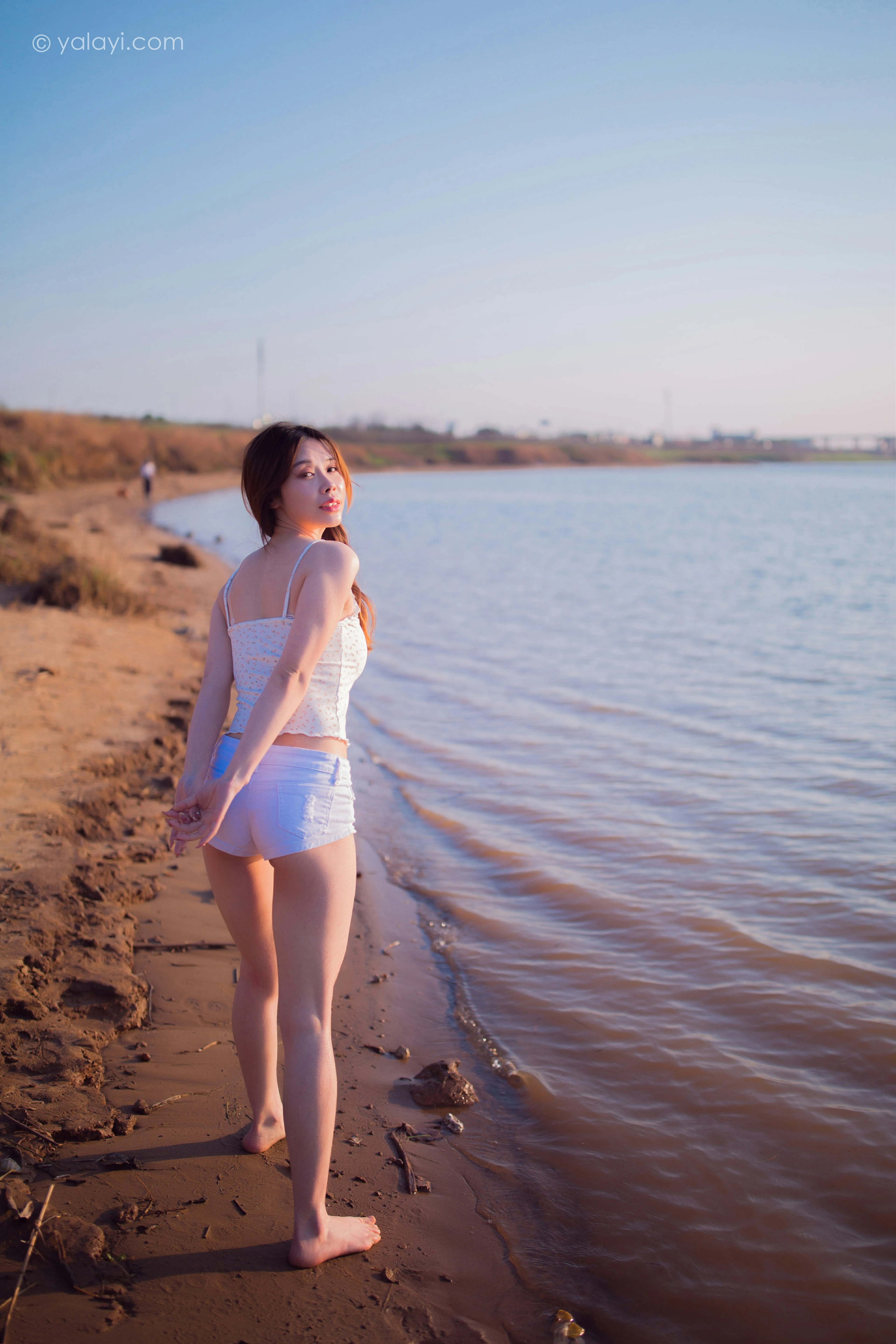[YALAYI雅拉伊]NO.845 跋山涉水 香草 白色小背心加牛仔热裤性感写真集第2张