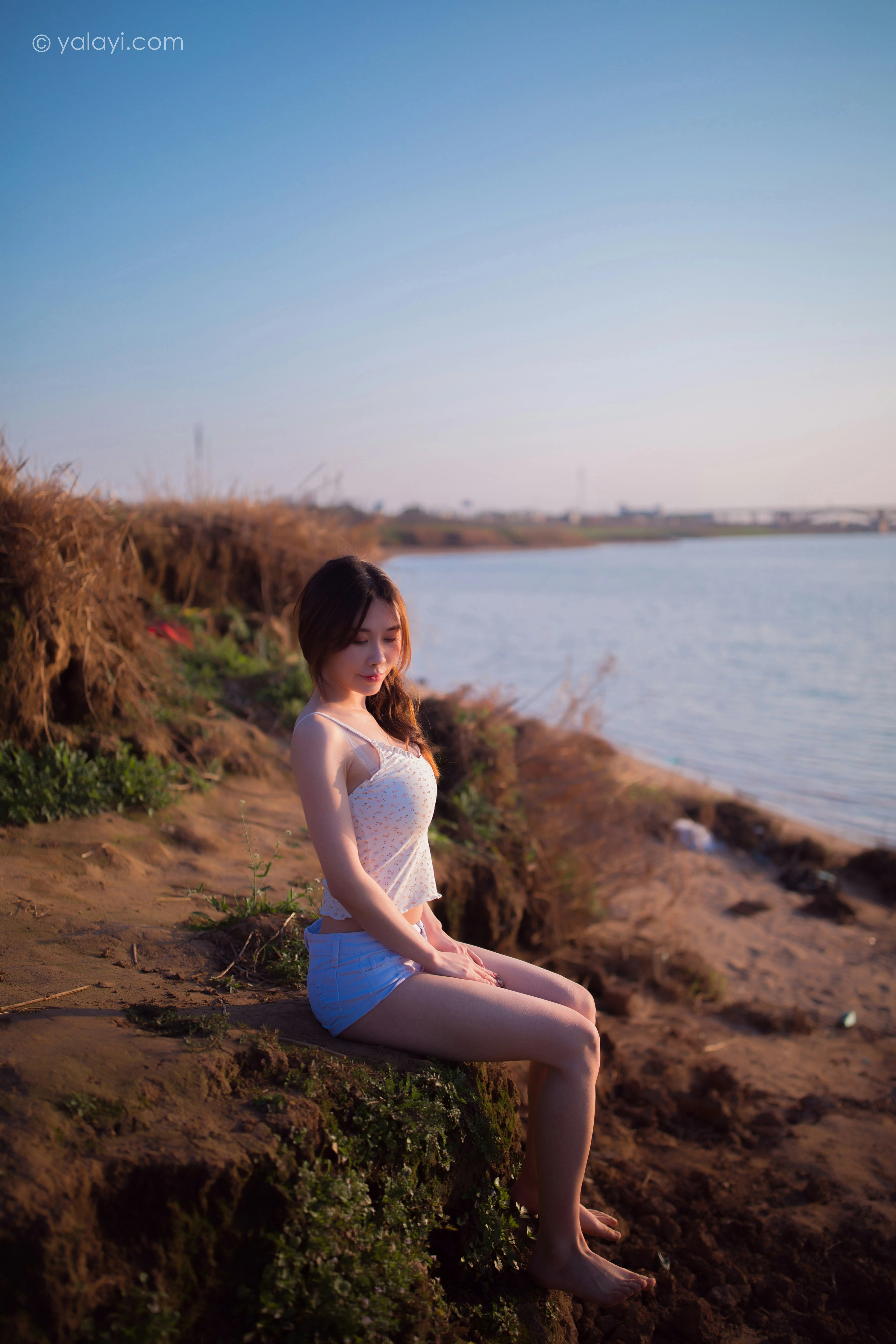 [YALAYI雅拉伊]NO.845 跋山涉水 香草 白色小背心加牛仔热裤性感写真集第5张