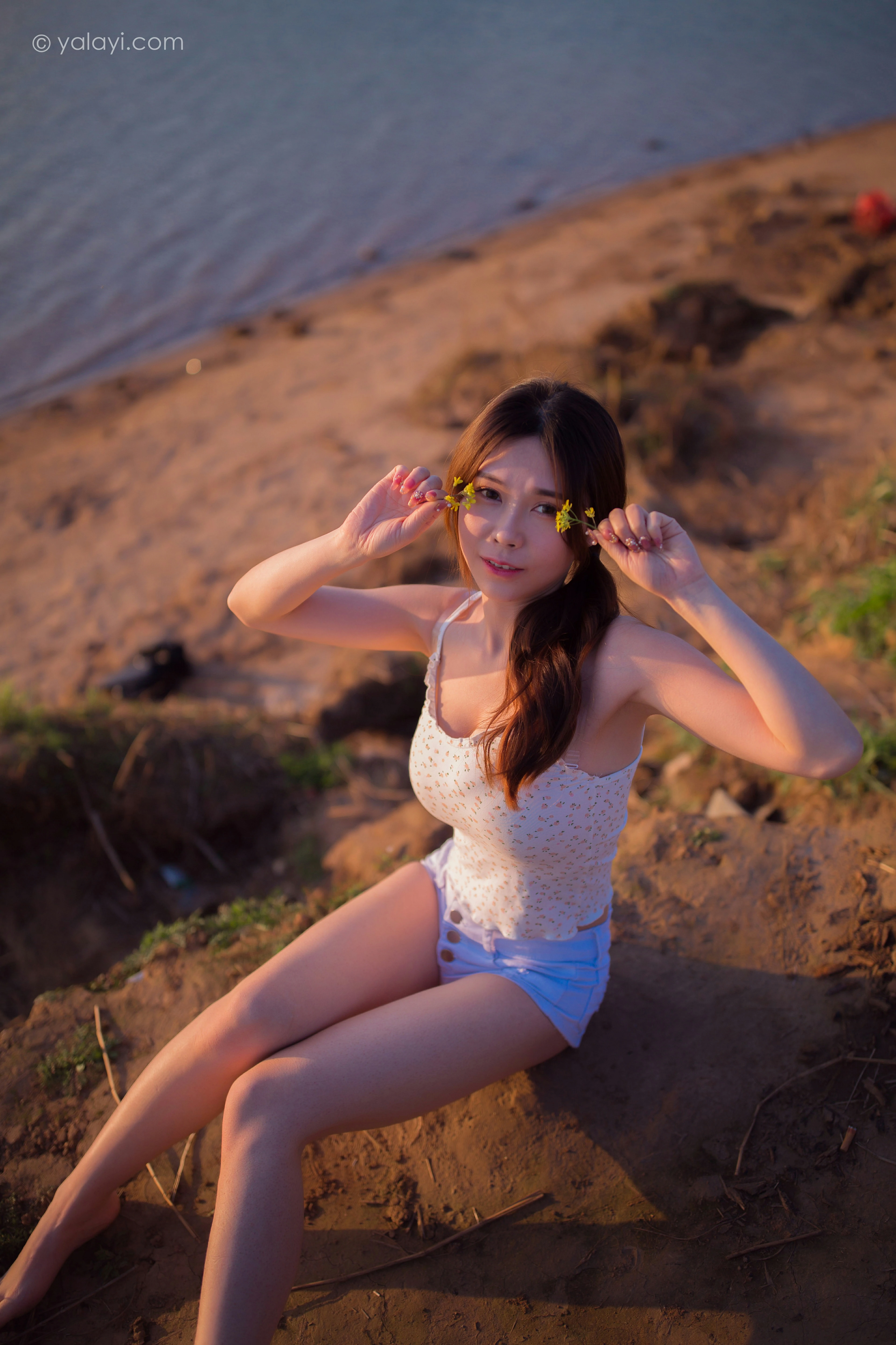 [YALAYI雅拉伊]NO.845 跋山涉水 香草 白色小背心加牛仔热裤性感写真集第7张