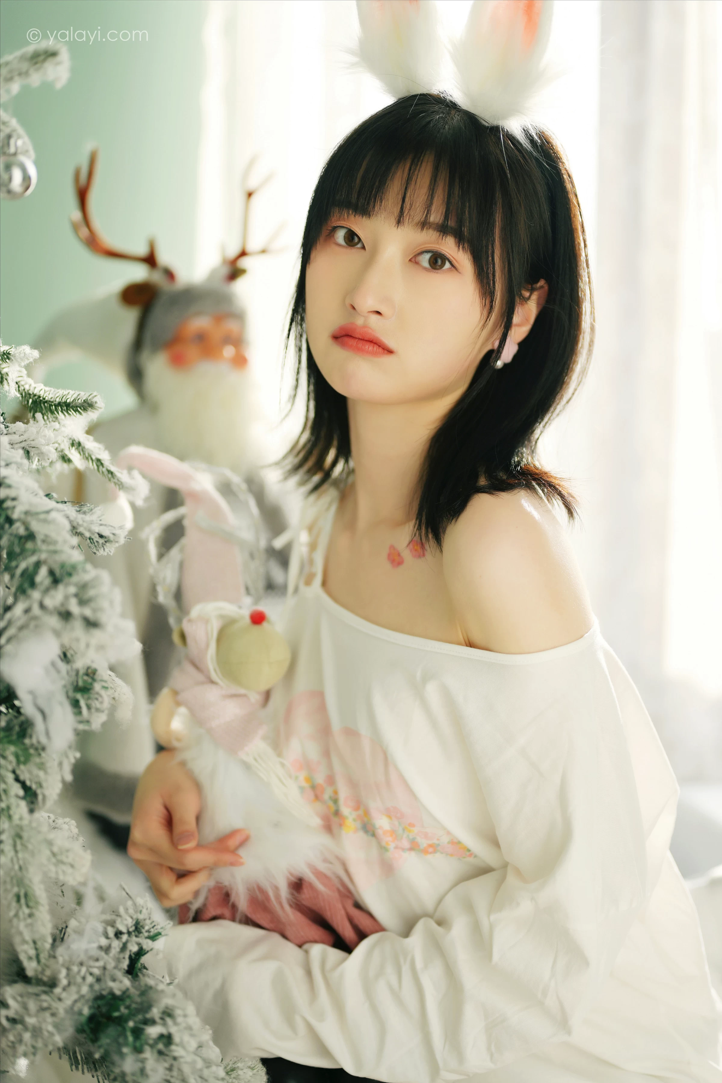 [YALAYI雅拉伊]2021.12.31 迎新 京京 白色透视宽松卫衣居家性感写真集第2张