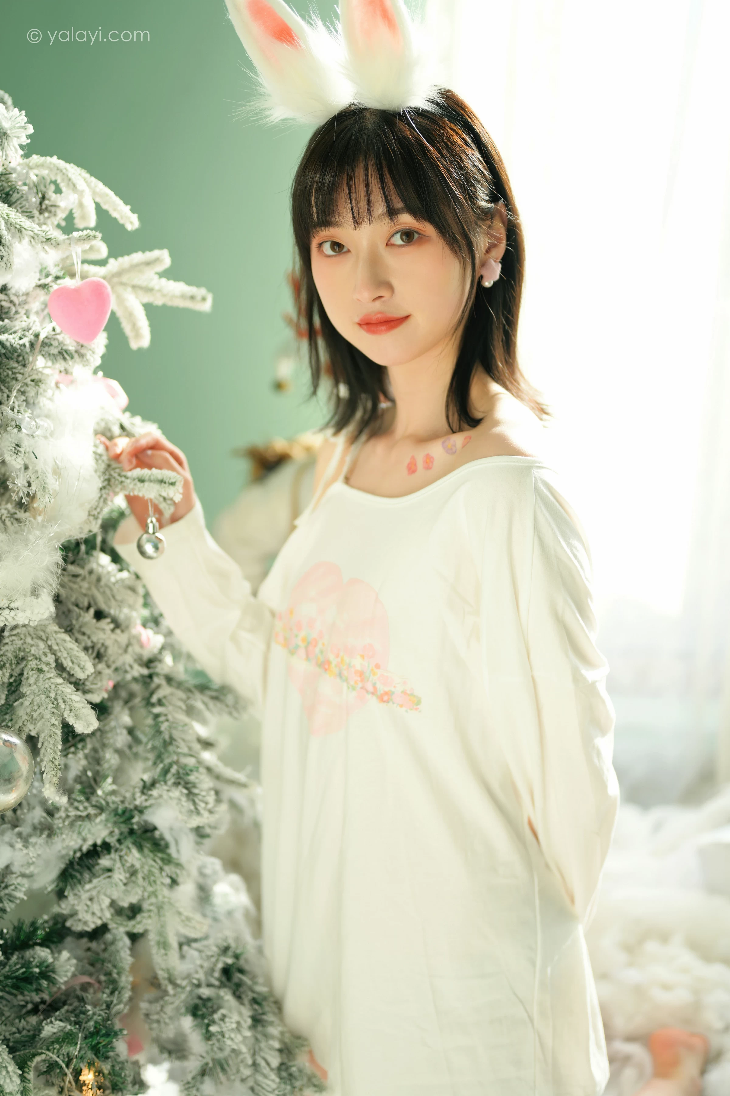 [YALAYI雅拉伊]2021.12.31 迎新 京京 白色透视宽松卫衣居家性感写真集第1张