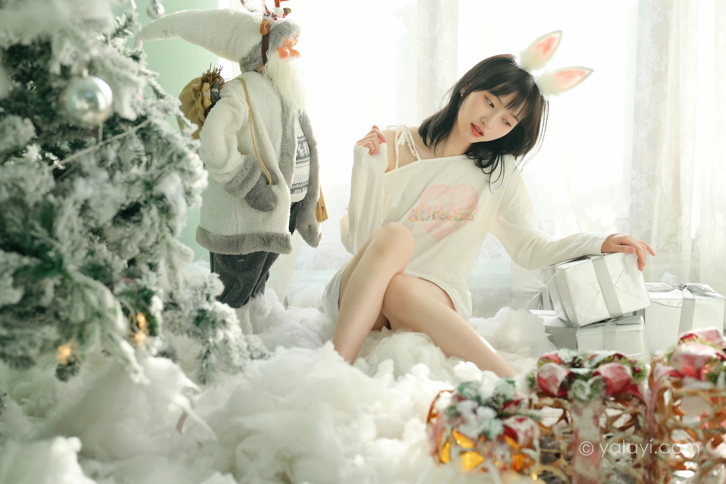 [YALAYI雅拉伊]2021.12.31 迎新 京京 白色透视宽松卫衣居家性感写真集第11张