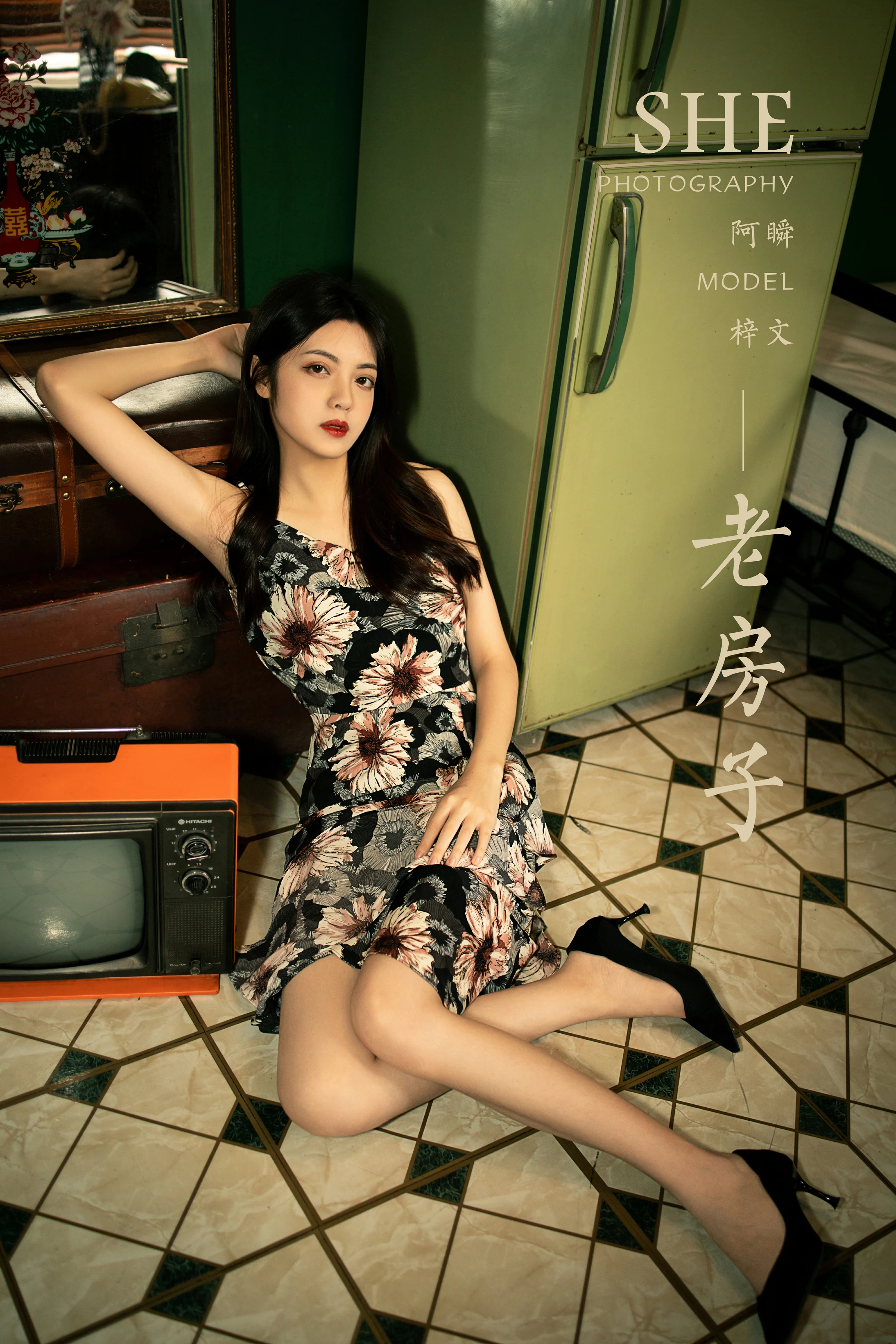 [YALAYI雅拉伊]2021.12.03 老房子 梓文 黑色碎花吊带连衣裙居家私房写真集第14张