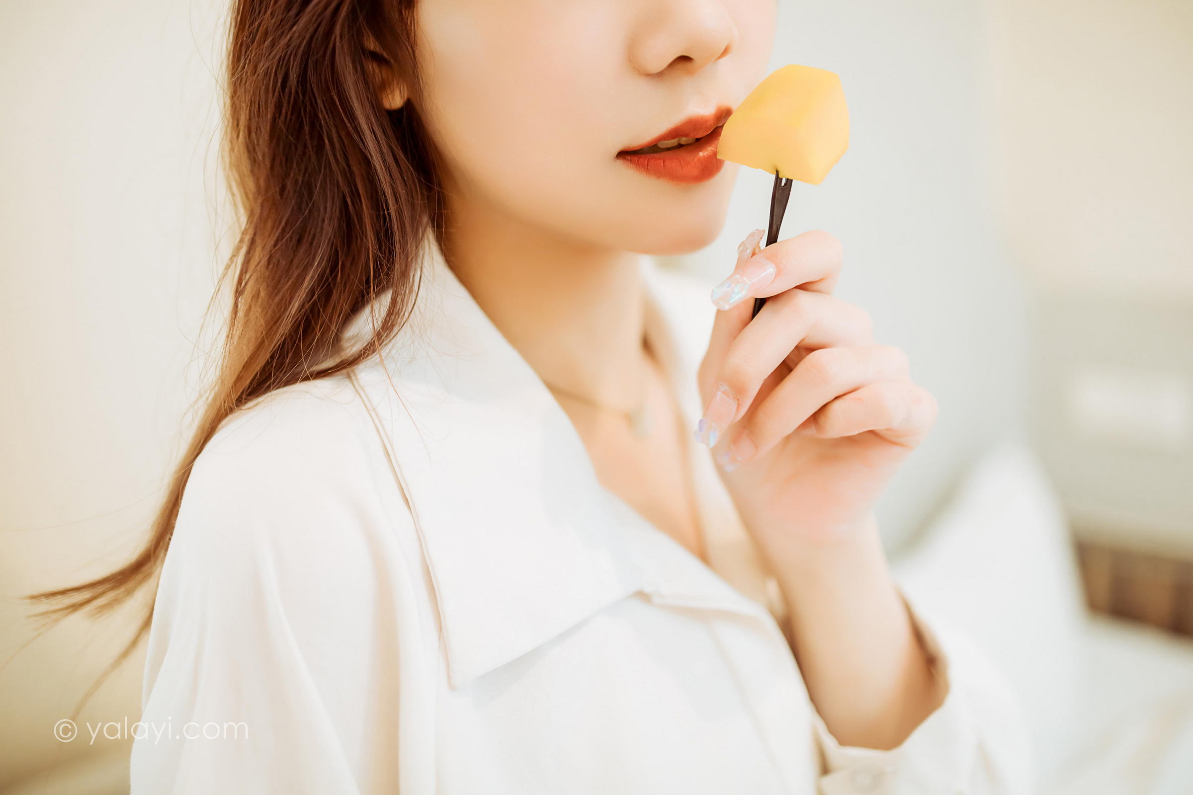 [YALAYI雅拉伊]2022.04.15 珍惜每一天 夜夜 白色男友式衬衫居家性感私房写真集第9张