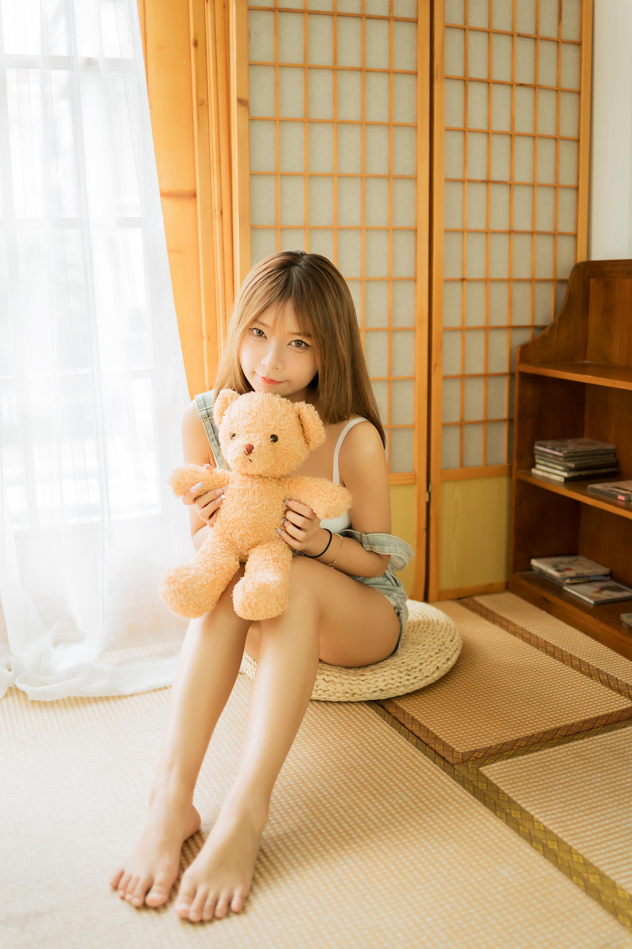 [YALAYI雅拉伊]2022.08.03 我家女友 阿禾 背带短裤加白色内衣居家性感私房写真集第2张