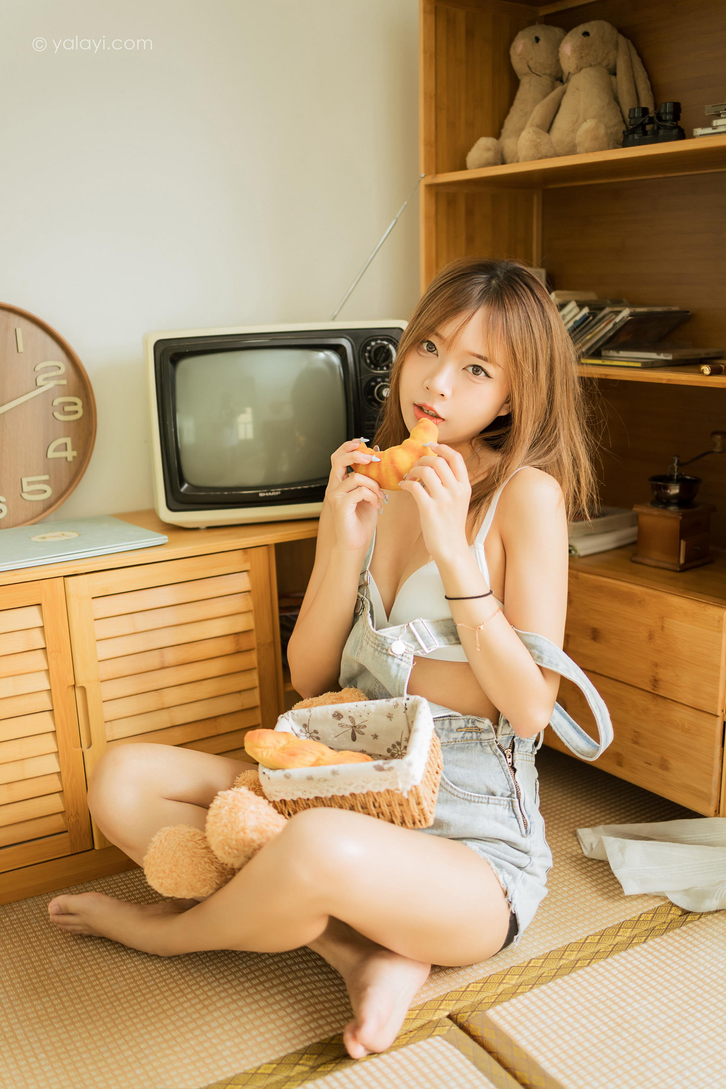 [YALAYI雅拉伊]2022.08.03 我家女友 阿禾 背带短裤加白色内衣居家性感私房写真集第4张