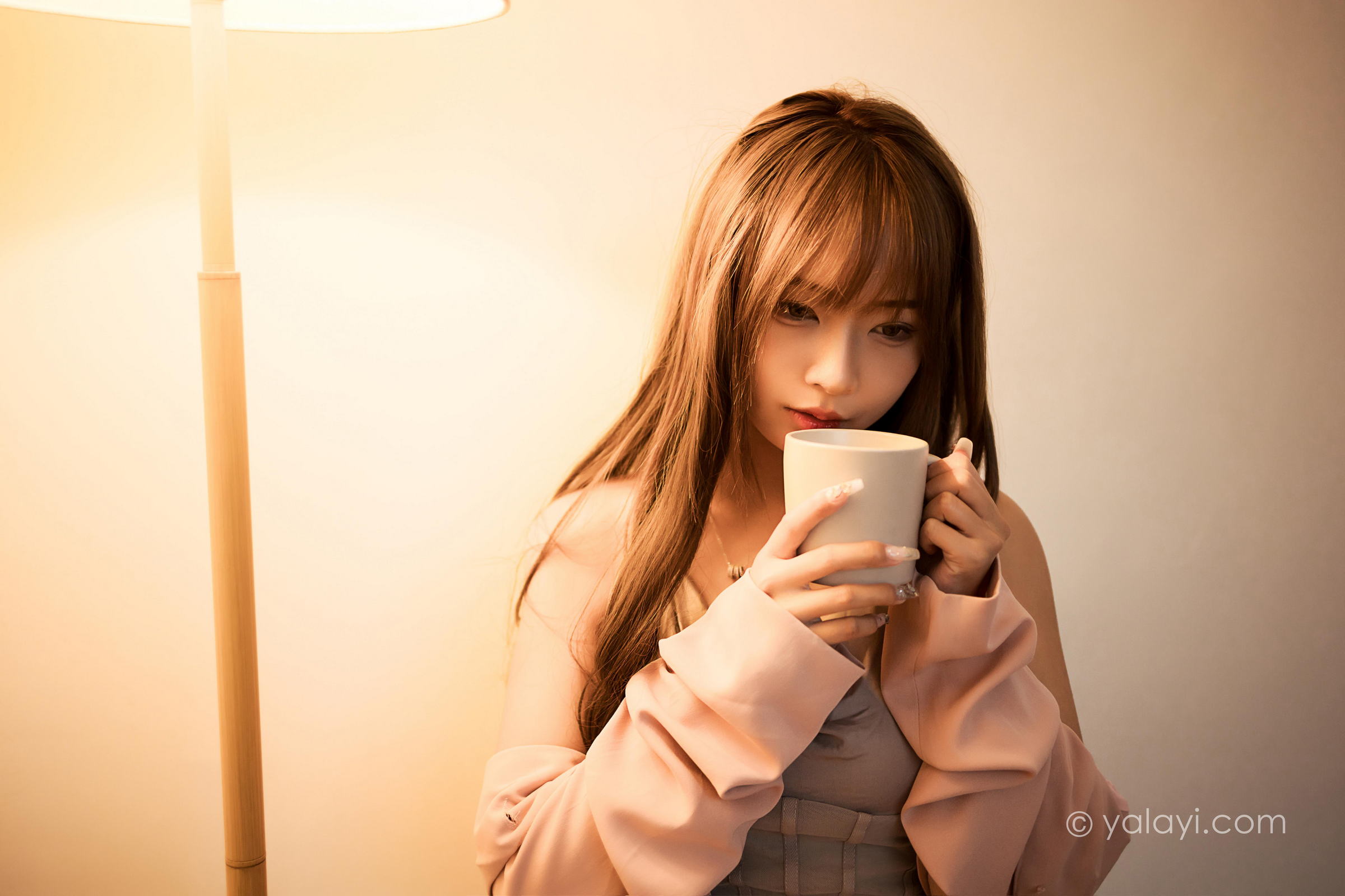 [YALAYI雅拉伊]2022.05.23 试镜 阿禾 粉色外套与灰色被服加灰色短裙清纯写真集第12张