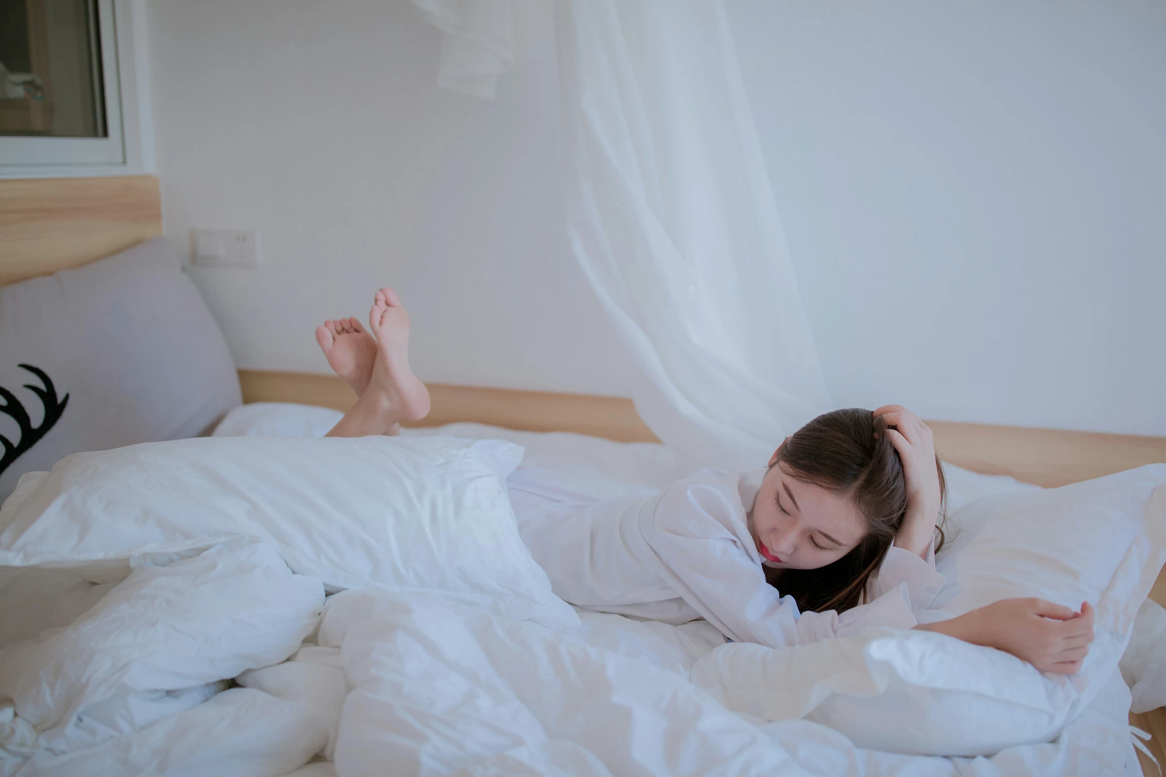 [YALAYI雅拉伊]NO.725 《空房》 秦语 白色衬衫居家性感写真集第5张