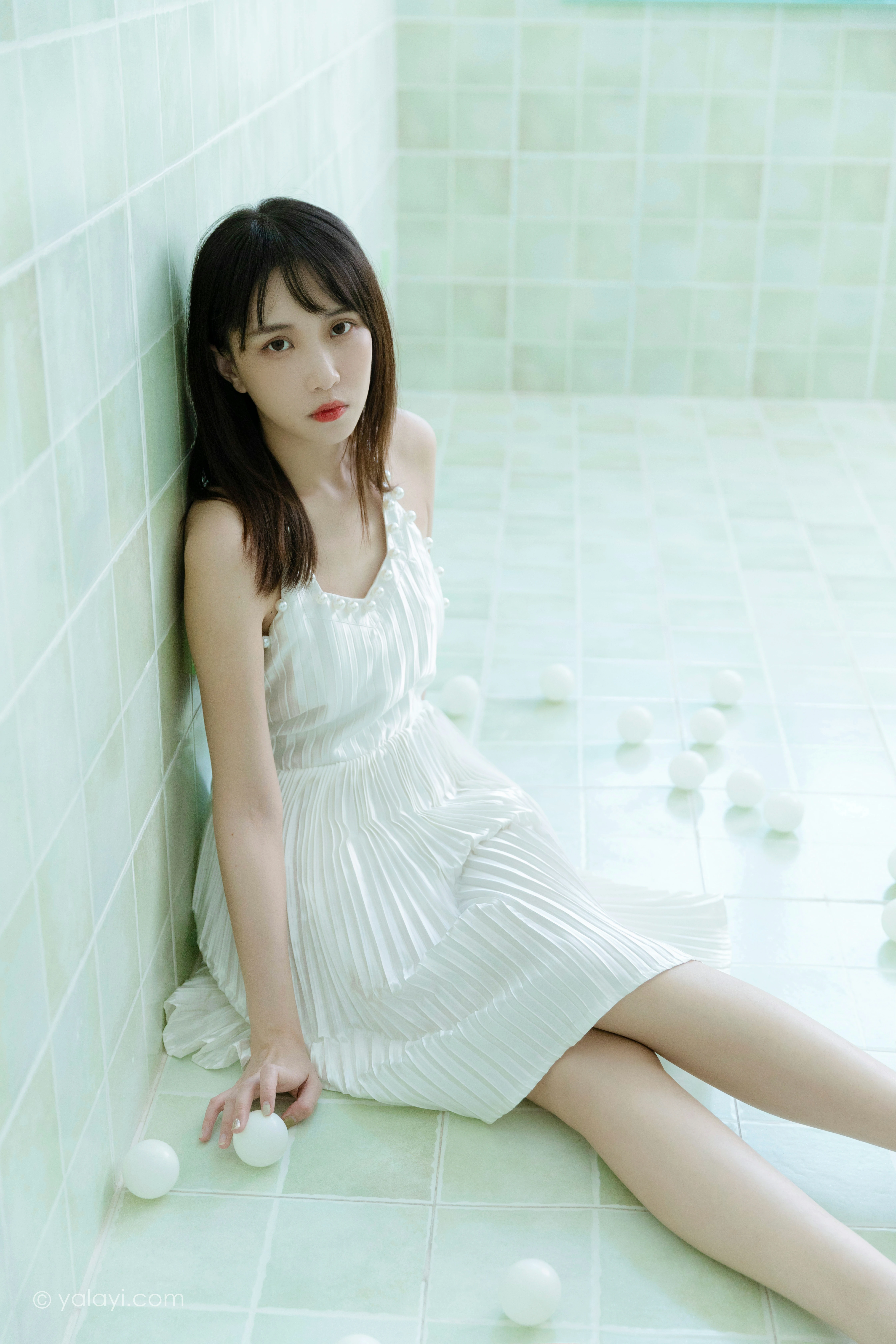 [YALAYI雅拉伊]NO.818 窗内窗外 妍妍 白色吊带裸背连衣裙性感写真集第4张