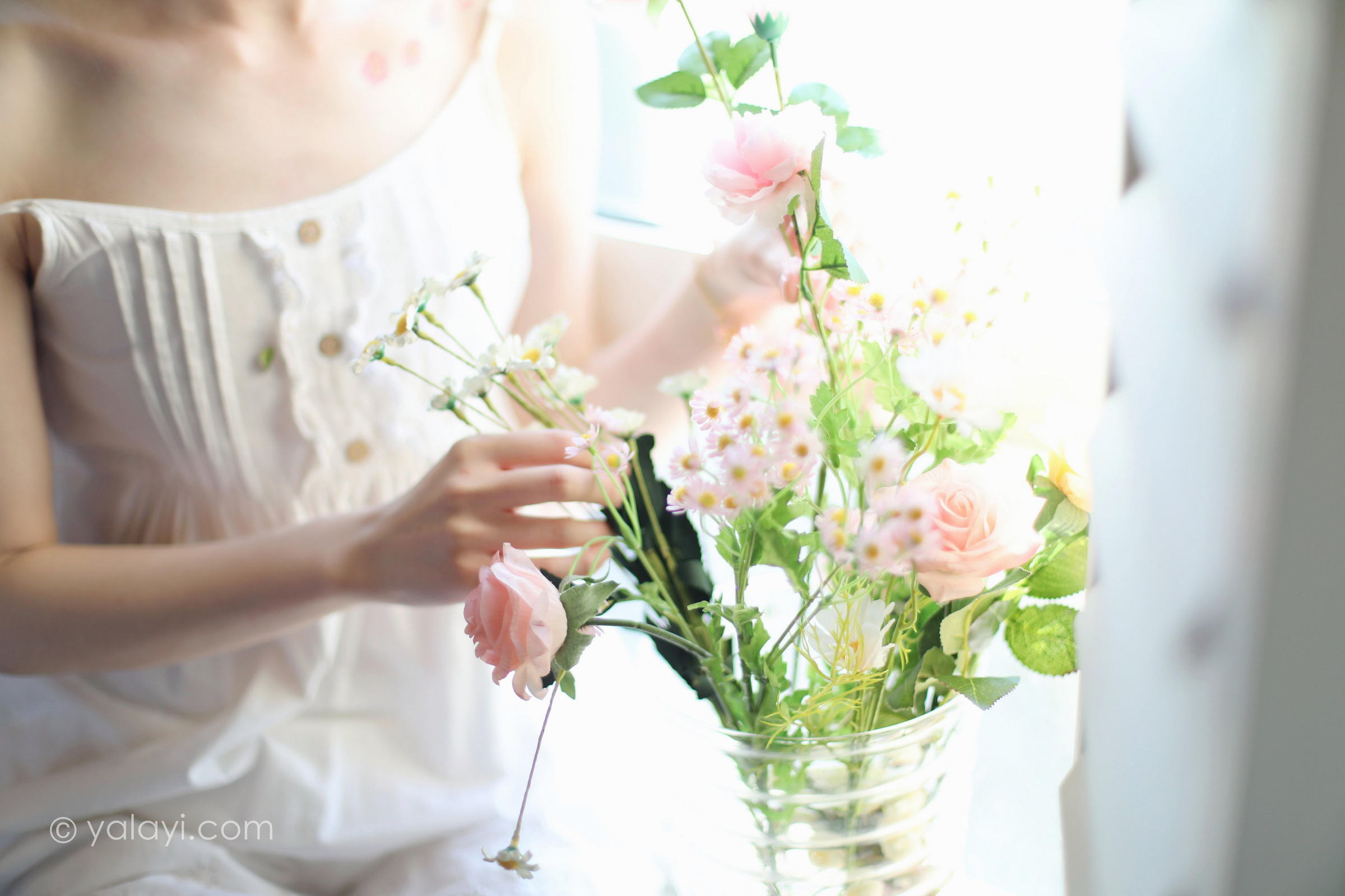 [YALAYI雅拉伊]2022.05.11 光影零乱 京京 白色吊带镂空连衣裙性感写真集第6张