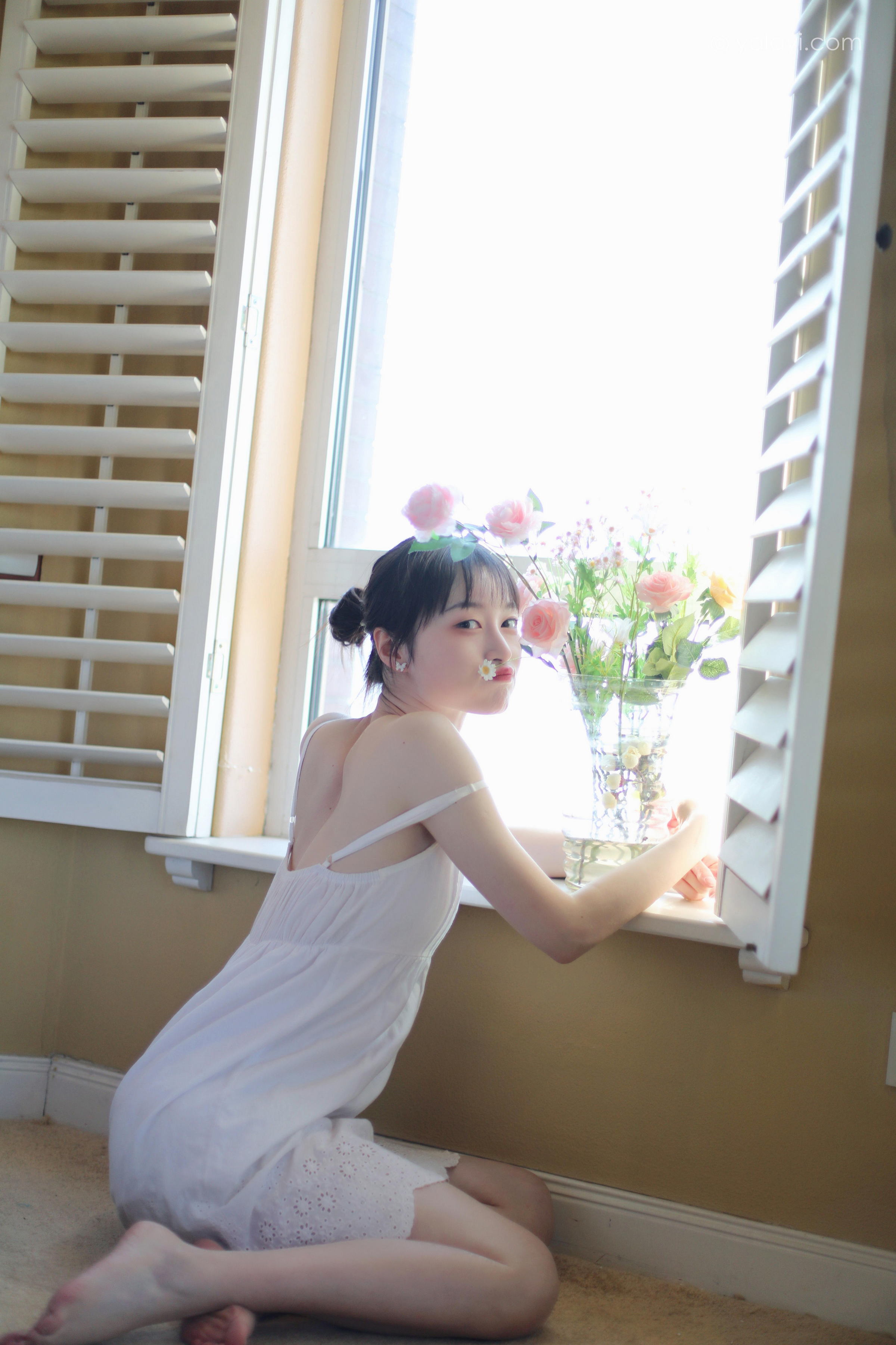 [YALAYI雅拉伊]2022.05.11 光影零乱 京京 白色吊带镂空连衣裙性感写真集第8张