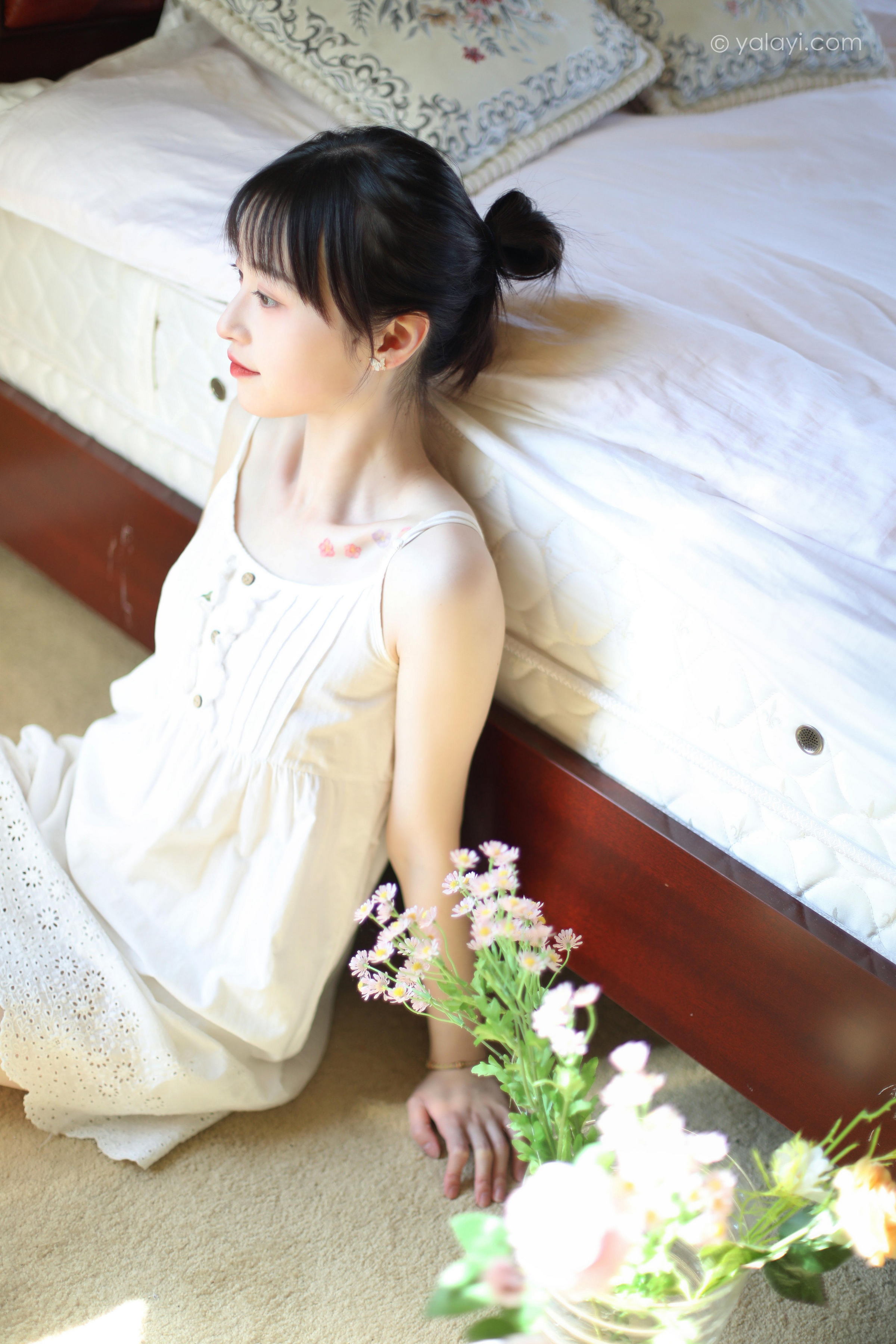 [YALAYI雅拉伊]2022.05.11 光影零乱 京京 白色吊带镂空连衣裙性感写真集第3张