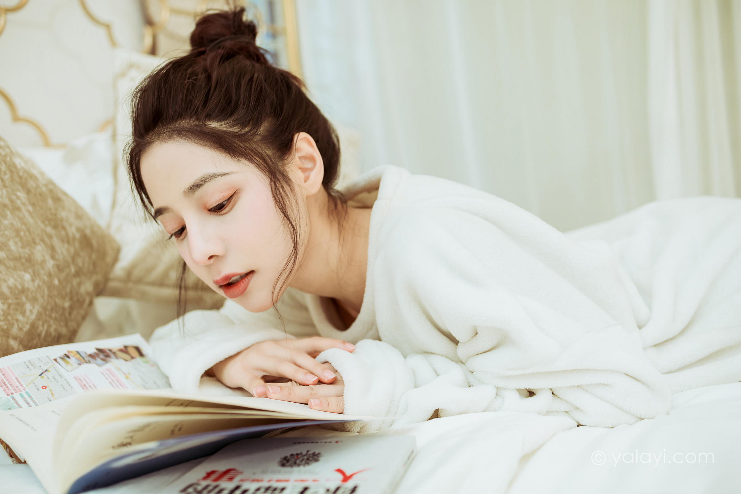 [YALAYI雅拉伊]2022.03.02 恋爱日常 诗咏 白色连身毛衣居家清纯写真集第4张