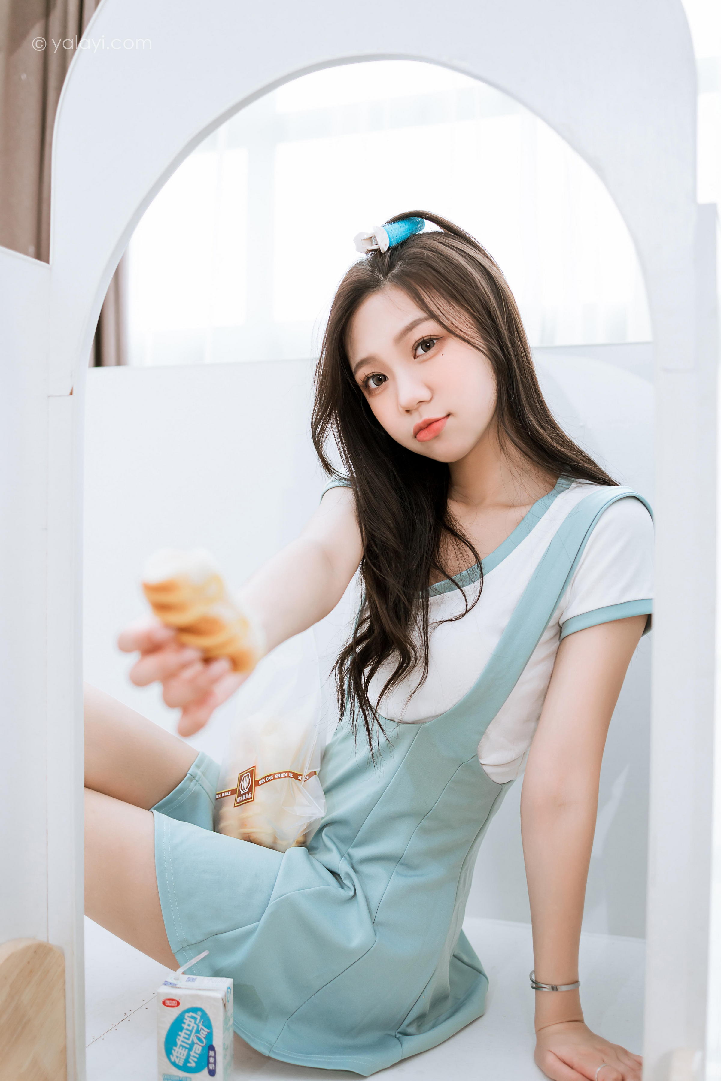 [YALAYI雅拉伊]2022.05.31 天使的微笑 梓瑶 白色短袖加背带短裙居家清纯写真集第8张