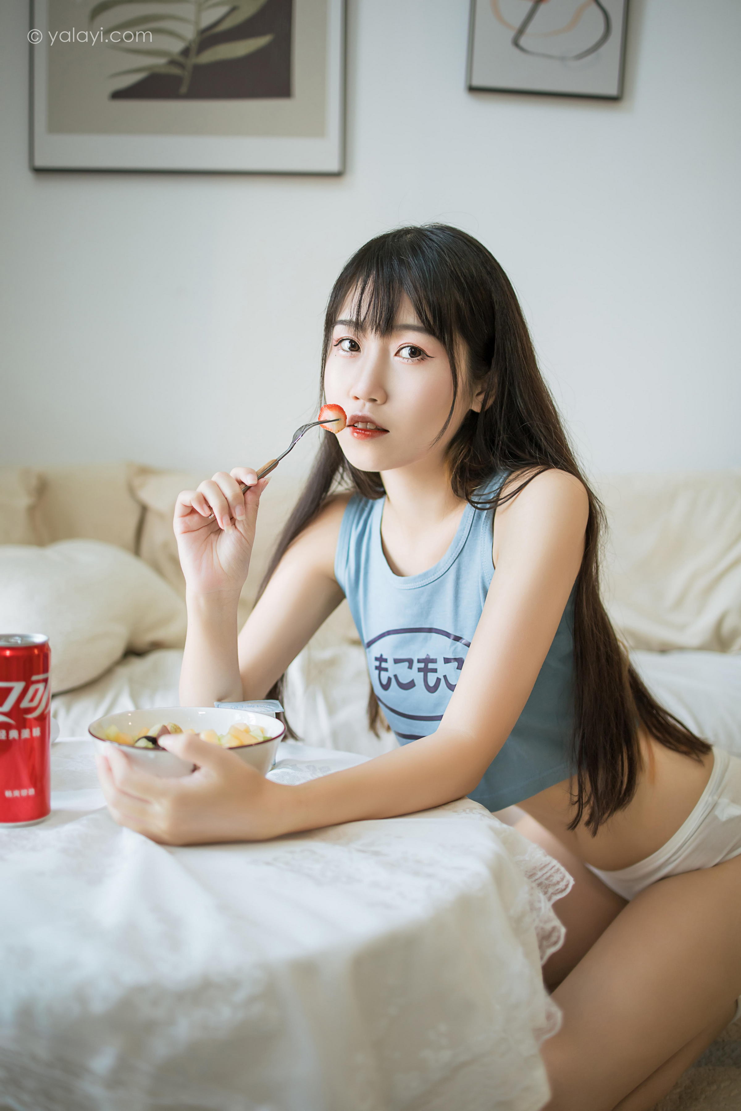 [YALAYI雅拉伊]2022.02.09 闲居在家 弈思 灰色小背心加白色绵袜居家清纯写真集第4张