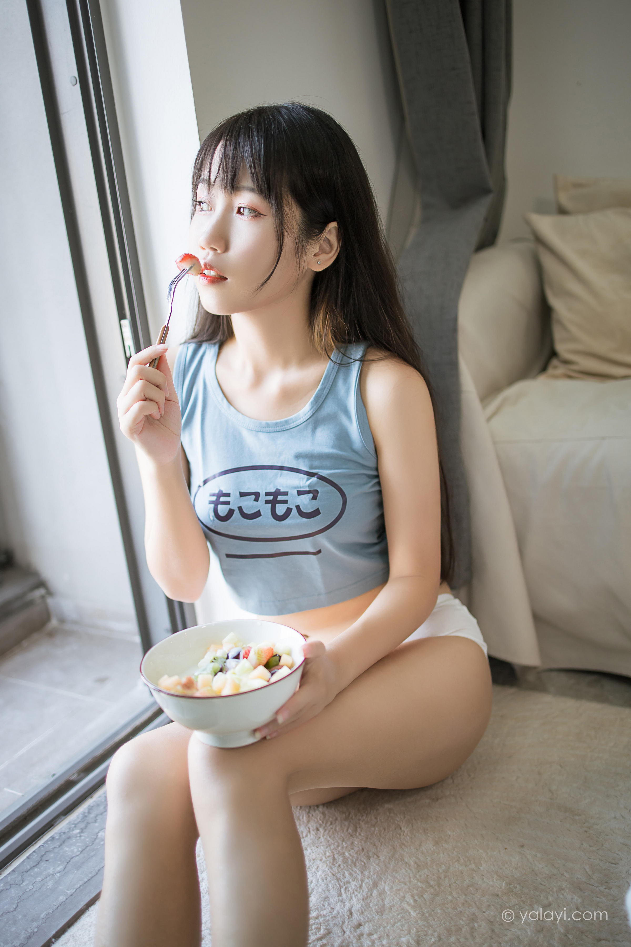 [YALAYI雅拉伊]2022.02.09 闲居在家 弈思 灰色小背心加白色绵袜居家清纯写真集第5张