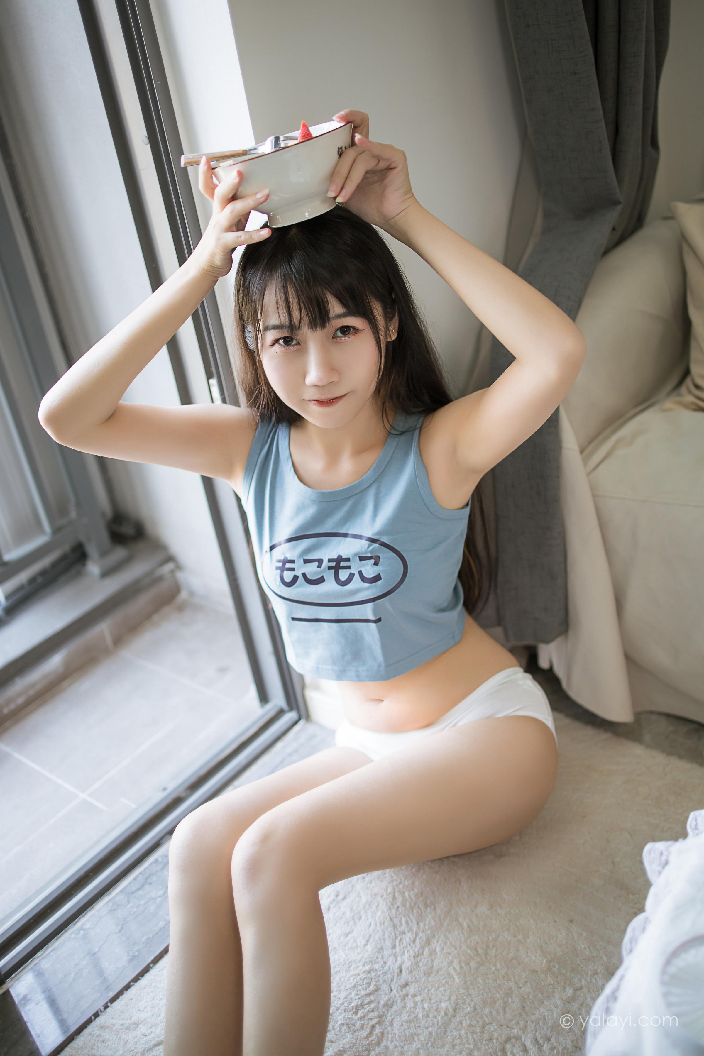 [YALAYI雅拉伊]2022.02.09 闲居在家 弈思 灰色小背心加白色绵袜居家清纯写真集第6张