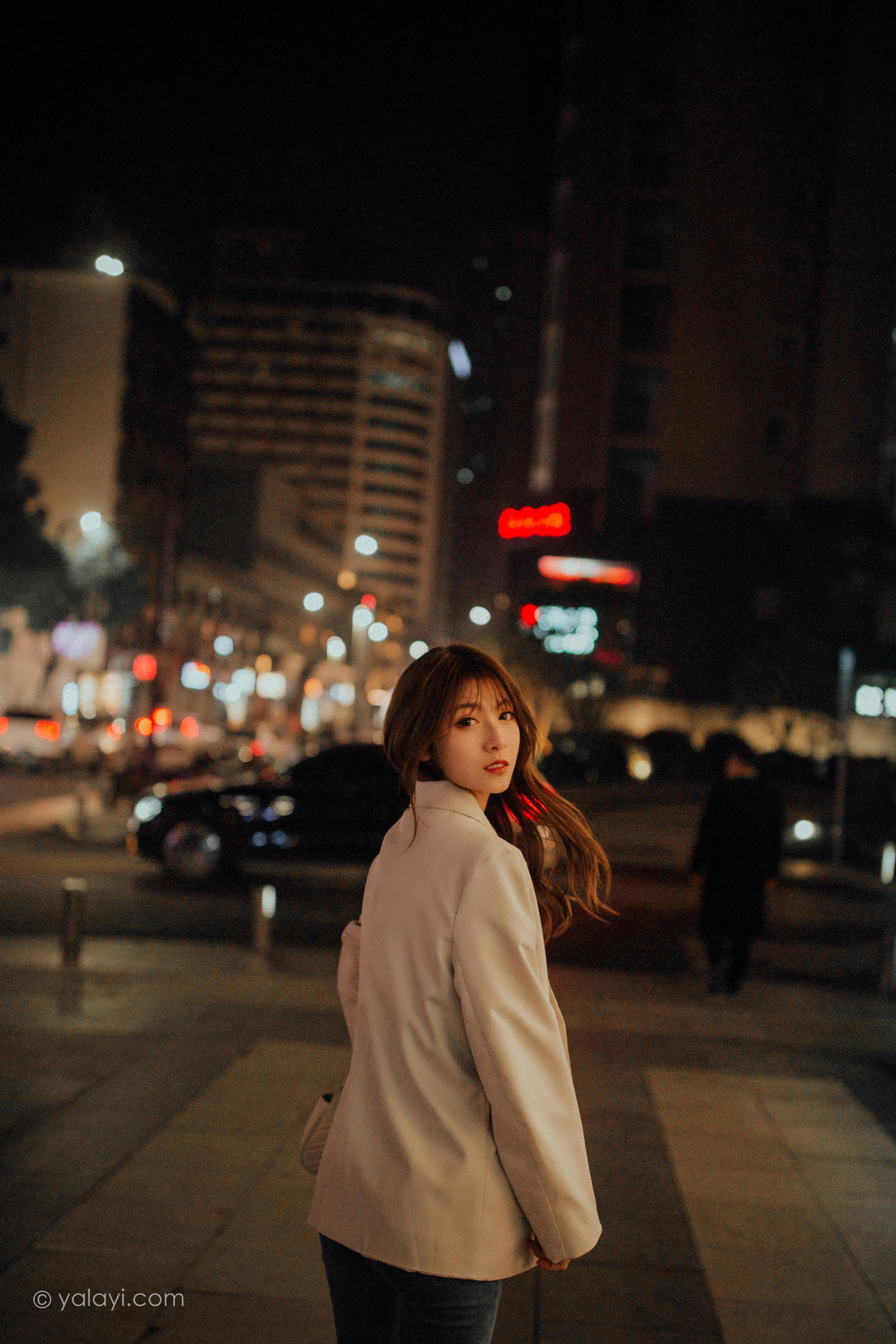 [YALAYI雅拉伊]2022.04.02 无关痛痒 小米 白色外套与灰色蕾丝内衣加牛仔裤性感私房写真集第2张