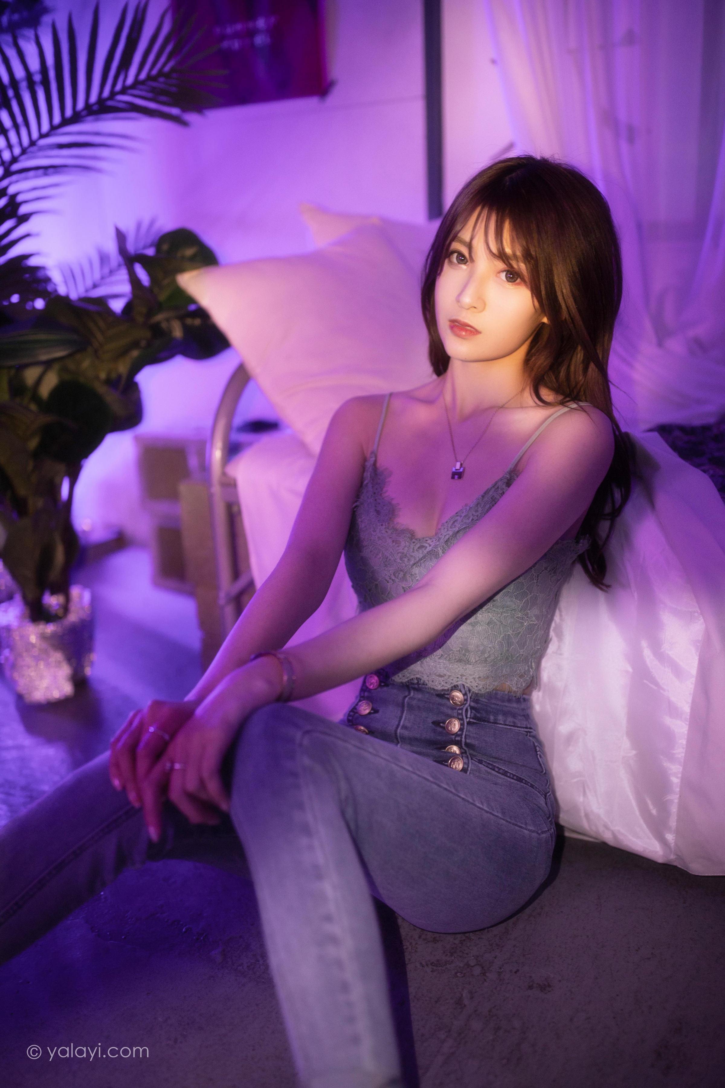 [YALAYI雅拉伊]2022.04.02 无关痛痒 小米 白色外套与灰色蕾丝内衣加牛仔裤性感私房写真集第16张