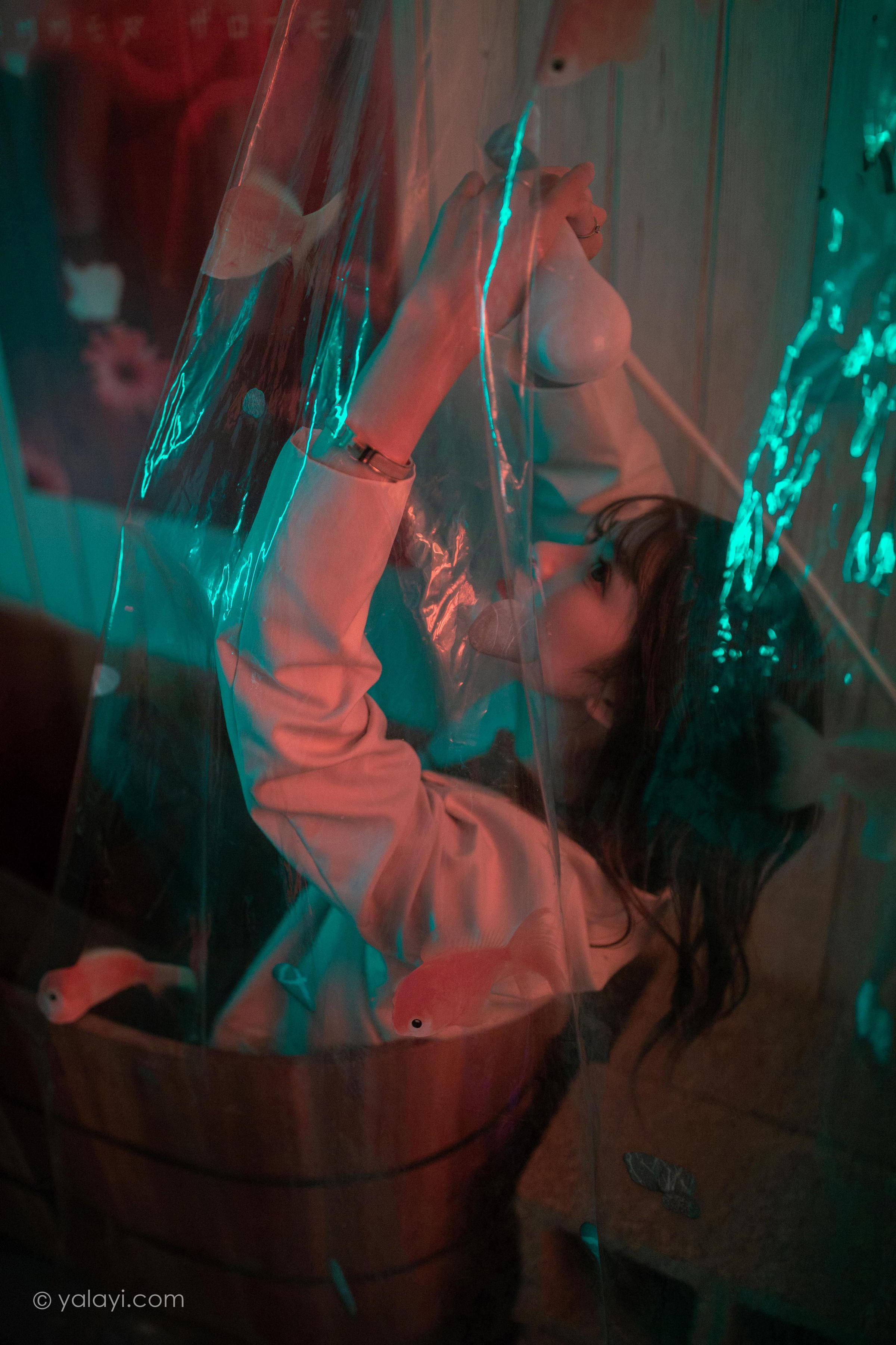 [YALAYI雅拉伊]2022.04.02 无关痛痒 小米 白色外套与灰色蕾丝内衣加牛仔裤性感私房写真集第11张