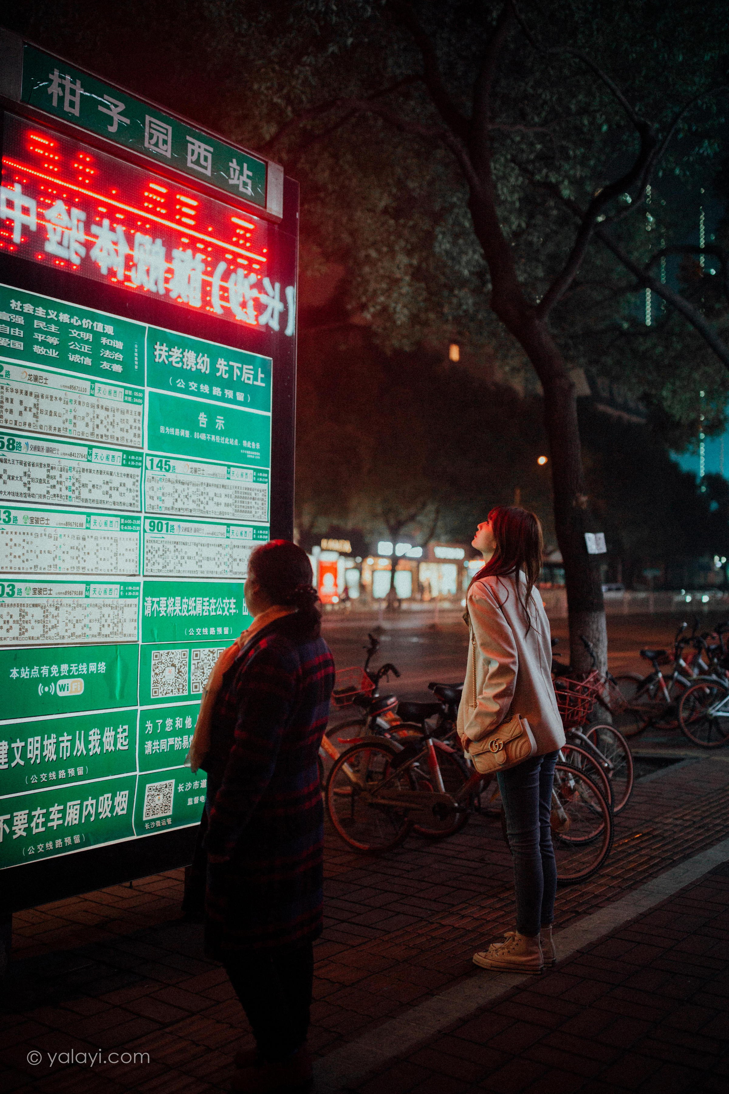 [YALAYI雅拉伊]2022.04.02 无关痛痒 小米 白色外套与灰色蕾丝内衣加牛仔裤性感私房写真集第3张