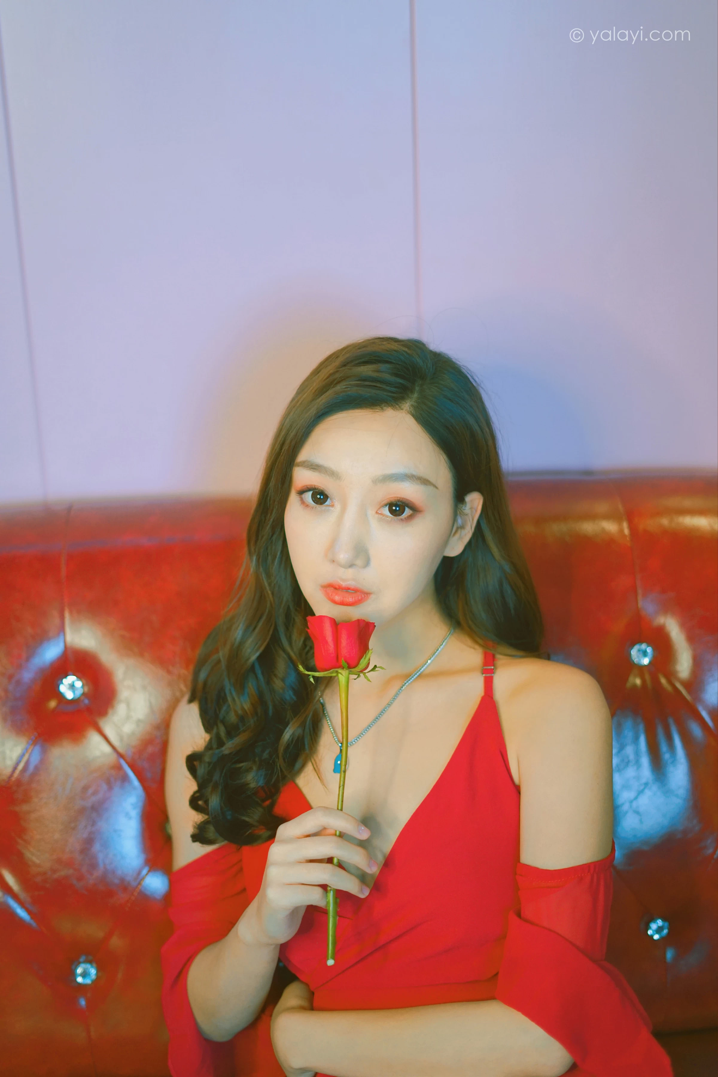 [YALAYI雅拉伊]2021.12.09 美好时光莫辜负 蕊思 红色吊带礼服裙性感私房写真集第2张