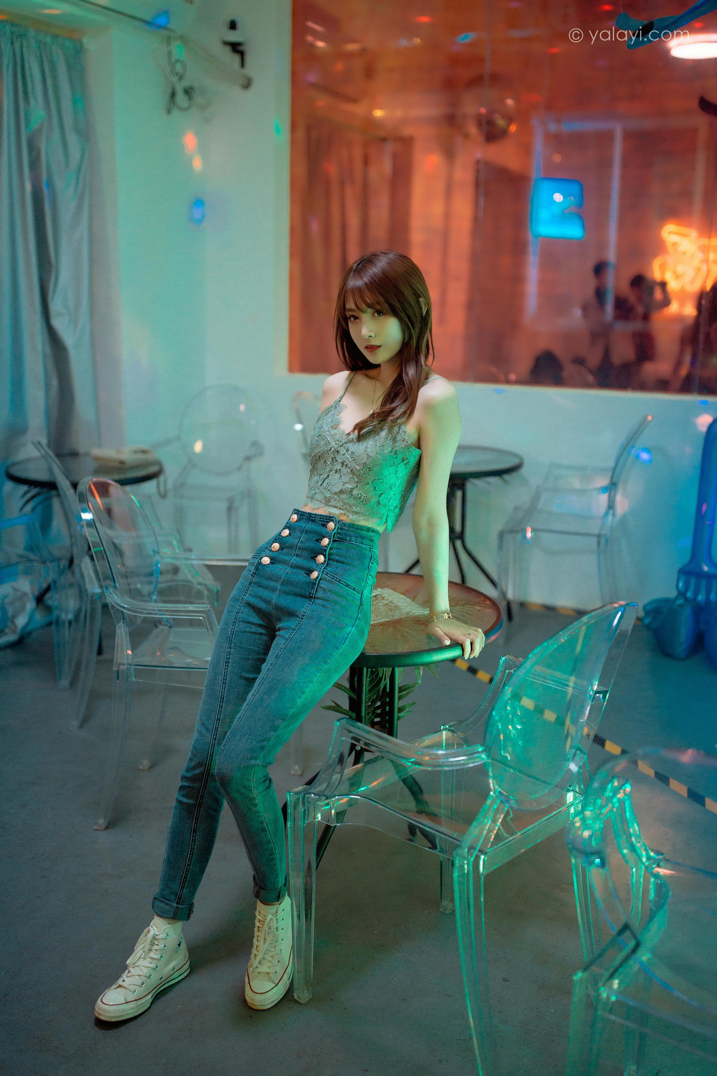 [YALAYI雅拉伊]2022.04.02 无关痛痒 小米 白色外套与灰色蕾丝内衣加牛仔裤性感私房写真集第8张