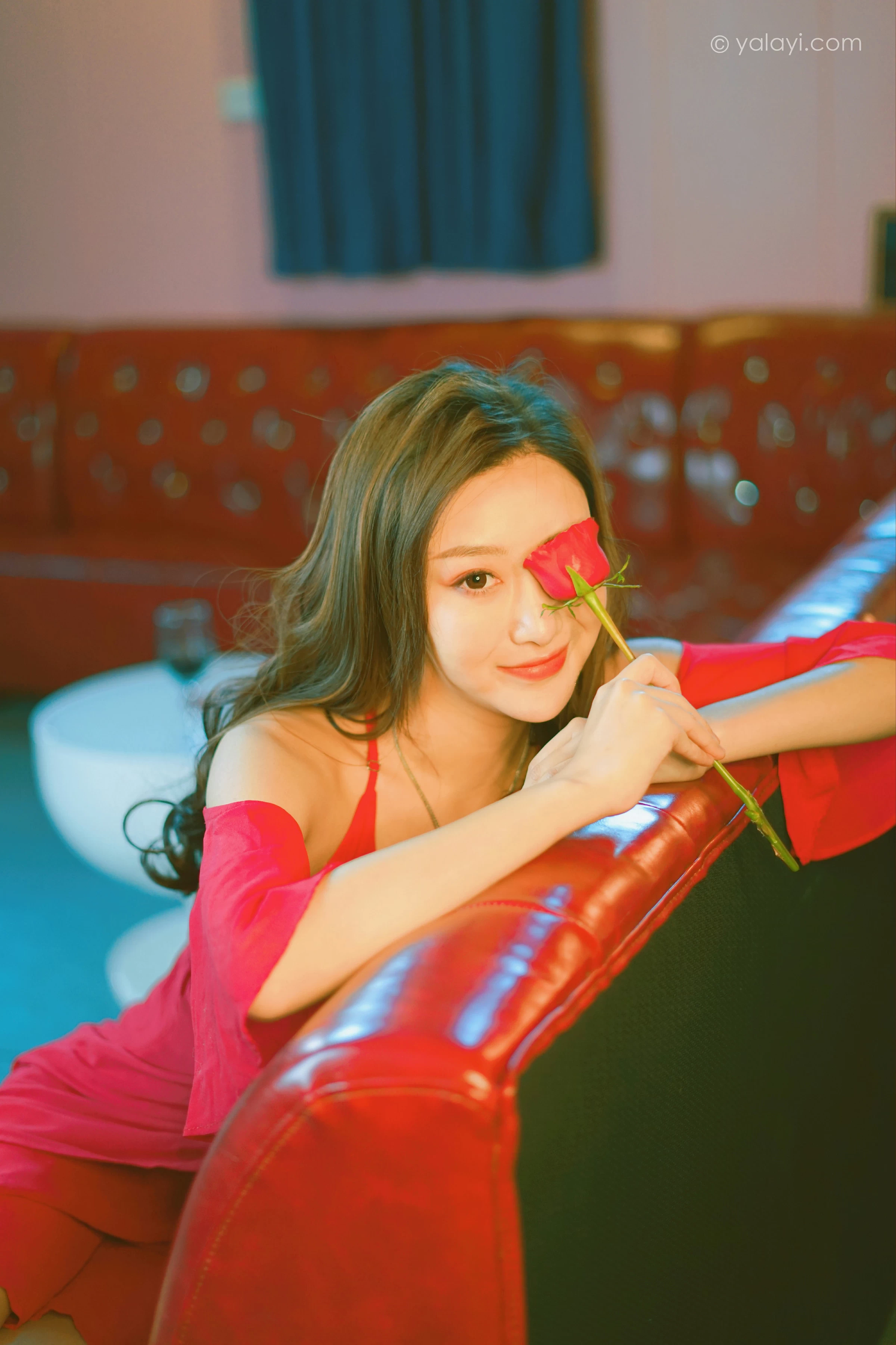 [YALAYI雅拉伊]2021.12.09 美好时光莫辜负 蕊思 红色吊带礼服裙性感私房写真集第10张